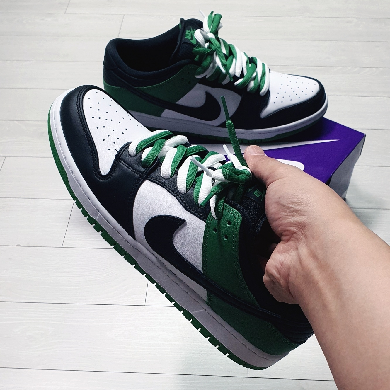 Nike SB Dunk Low Pro Black and Classic Green 착용 스타일 - 1