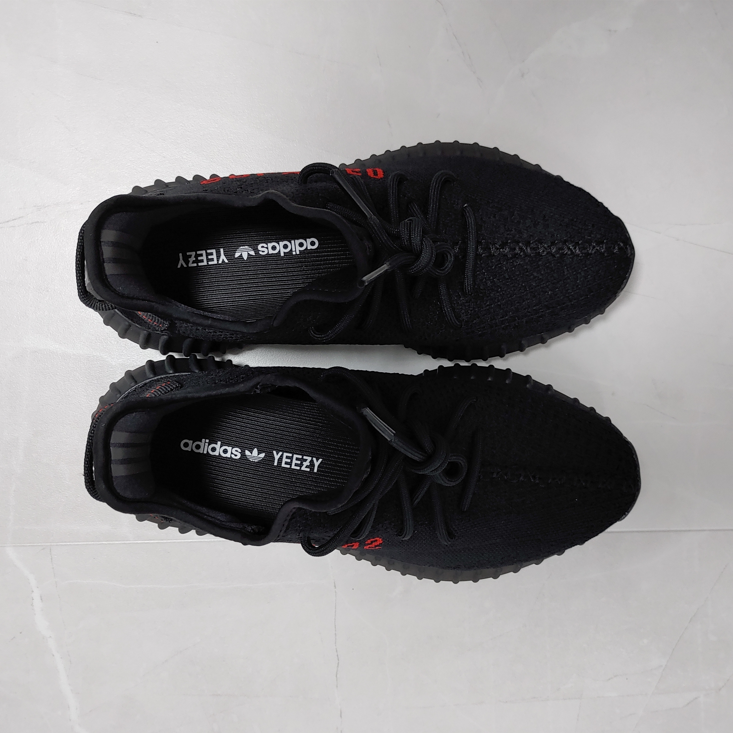 Adidas Yeezy Boost 350 V2 Black Red 2020 착용 스타일 - 4