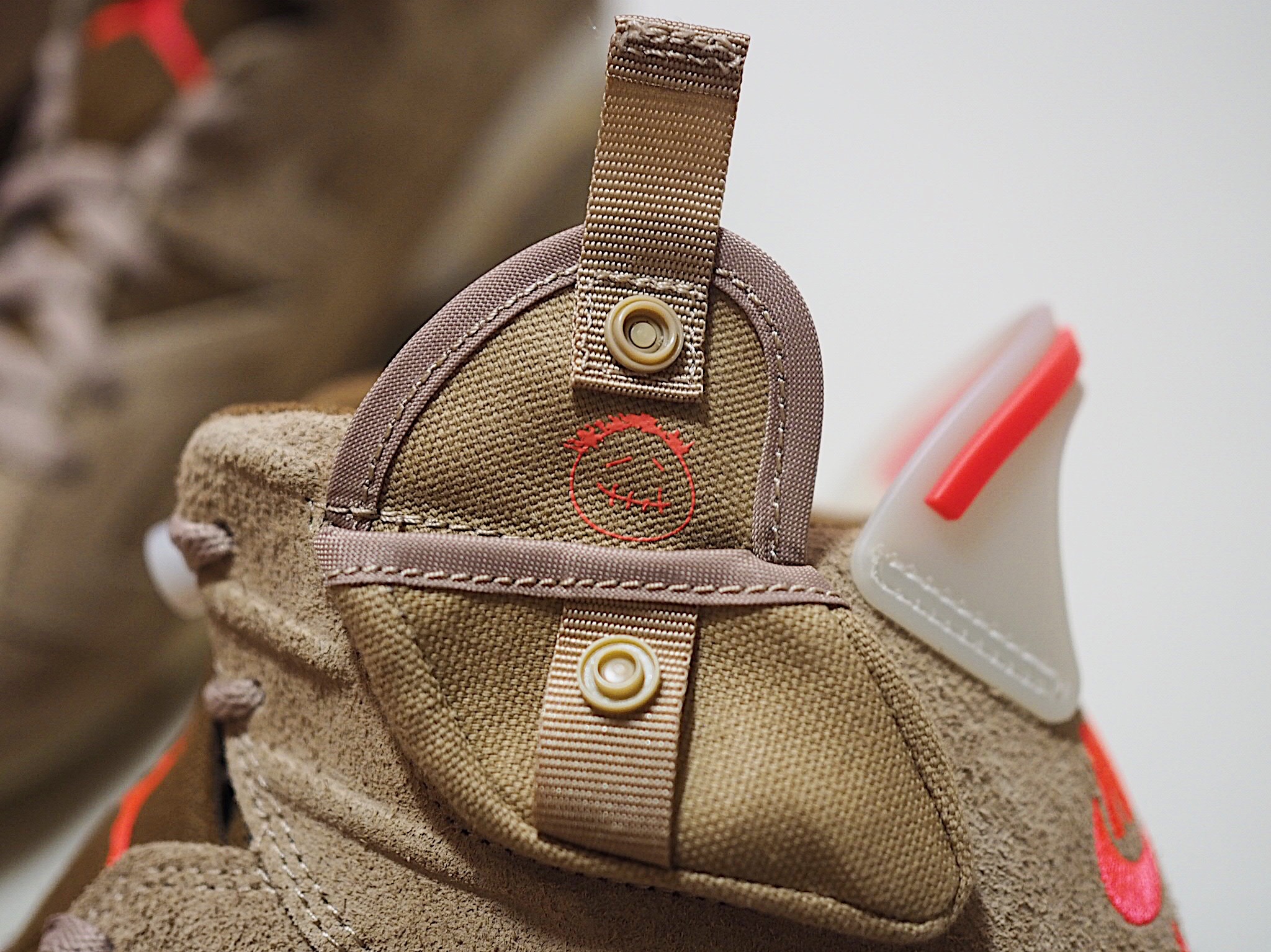Jordan 6 x Travis Scott Retro SP British Khaki 착용 스타일 - 5