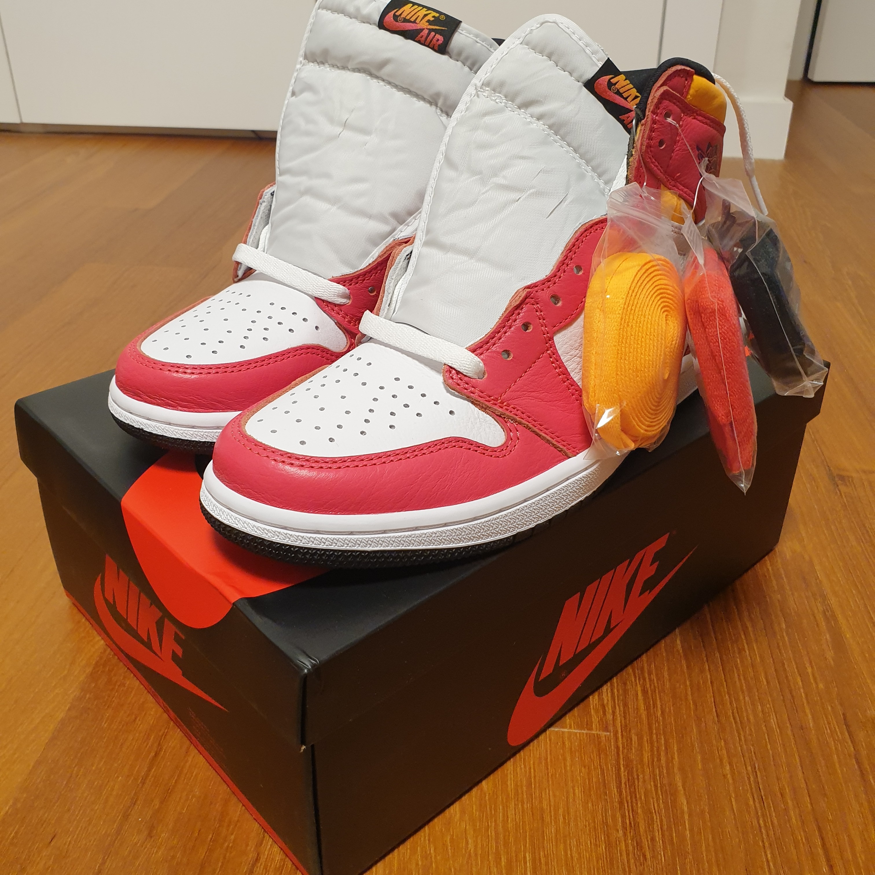 Jordan 1 Retro High OG Light Fusion Red 착용 스타일 - 3