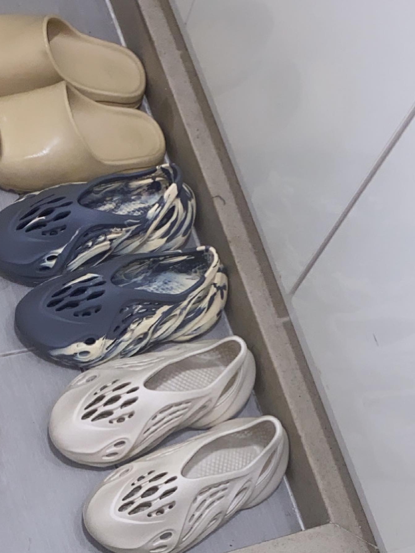 Adidas Yeezy Foam RNNR Sand, Adidas Yeezy Foam RNNR MXT Moon Gray 착용 스타일 - 5