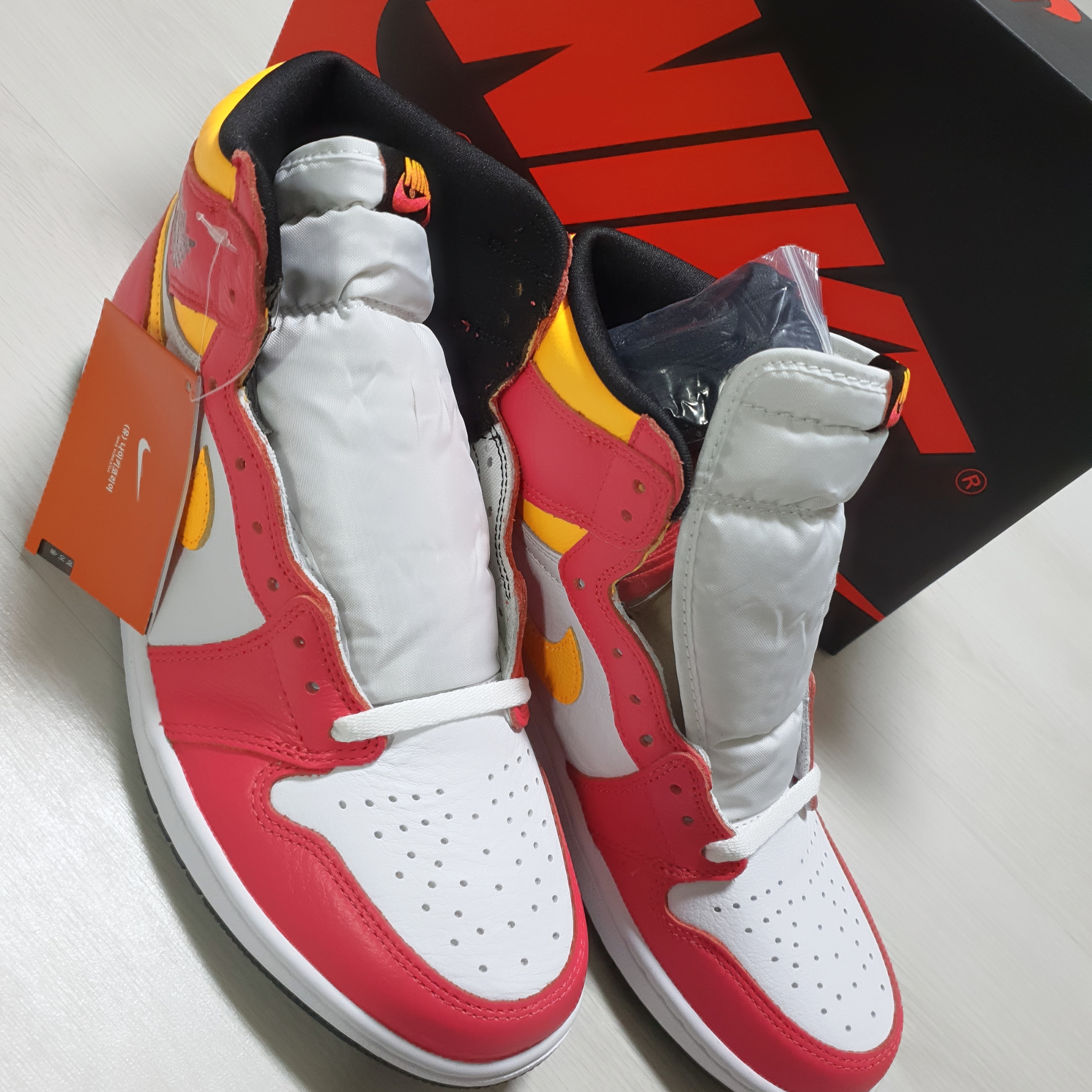 Jordan 1 Retro High OG Light Fusion Red 착용 스타일 - 3