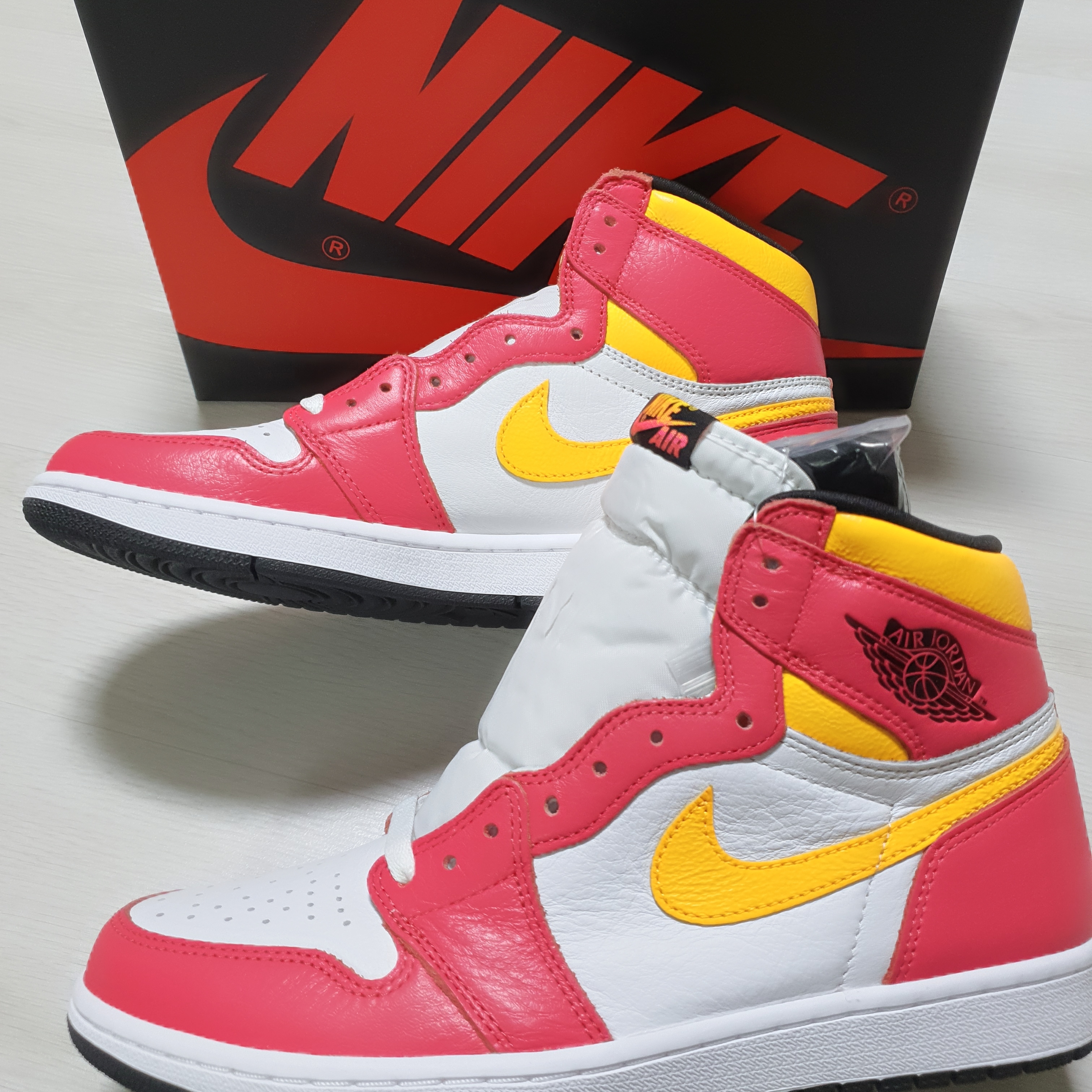 Jordan 1 Retro High OG Light Fusion Red 착용 스타일 - 2