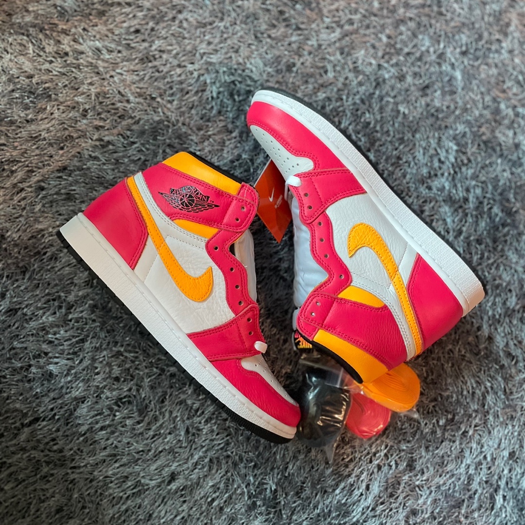 Jordan 1 Retro High OG Light Fusion Red 착용 스타일