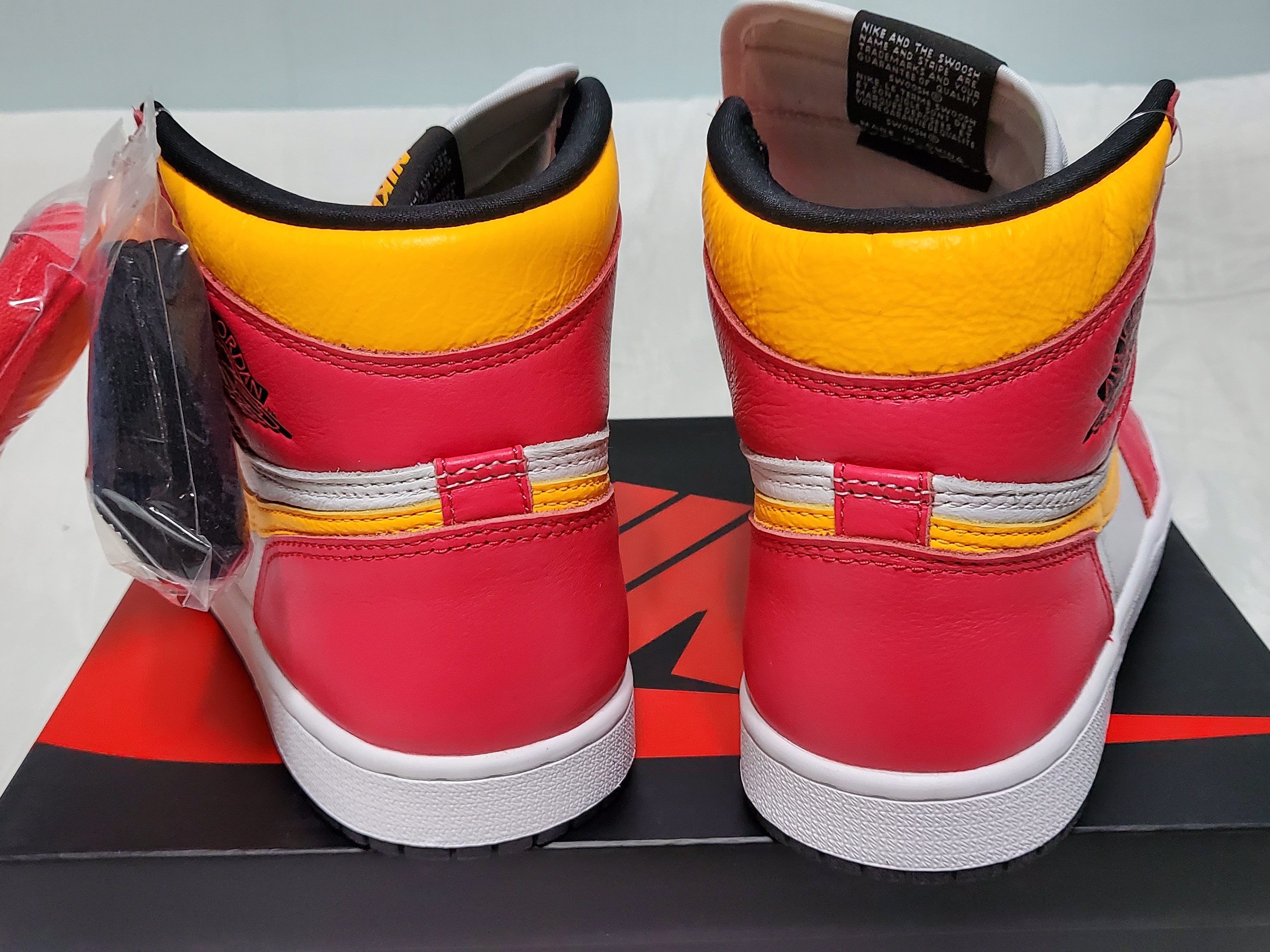 Jordan 1 Retro High OG Light Fusion Red 착용 스타일 - 1