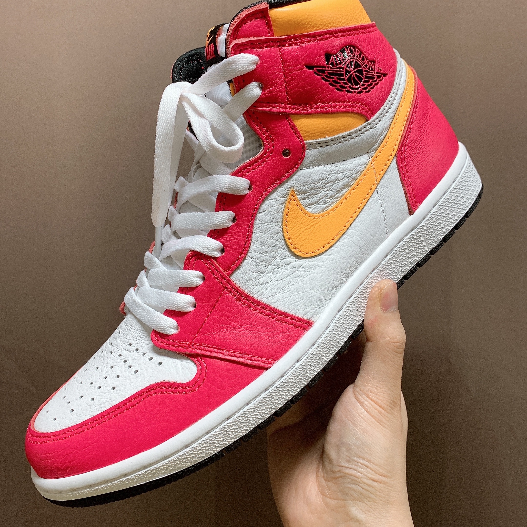 Jordan 1 Retro High OG Light Fusion Red 착용 스타일 - 2