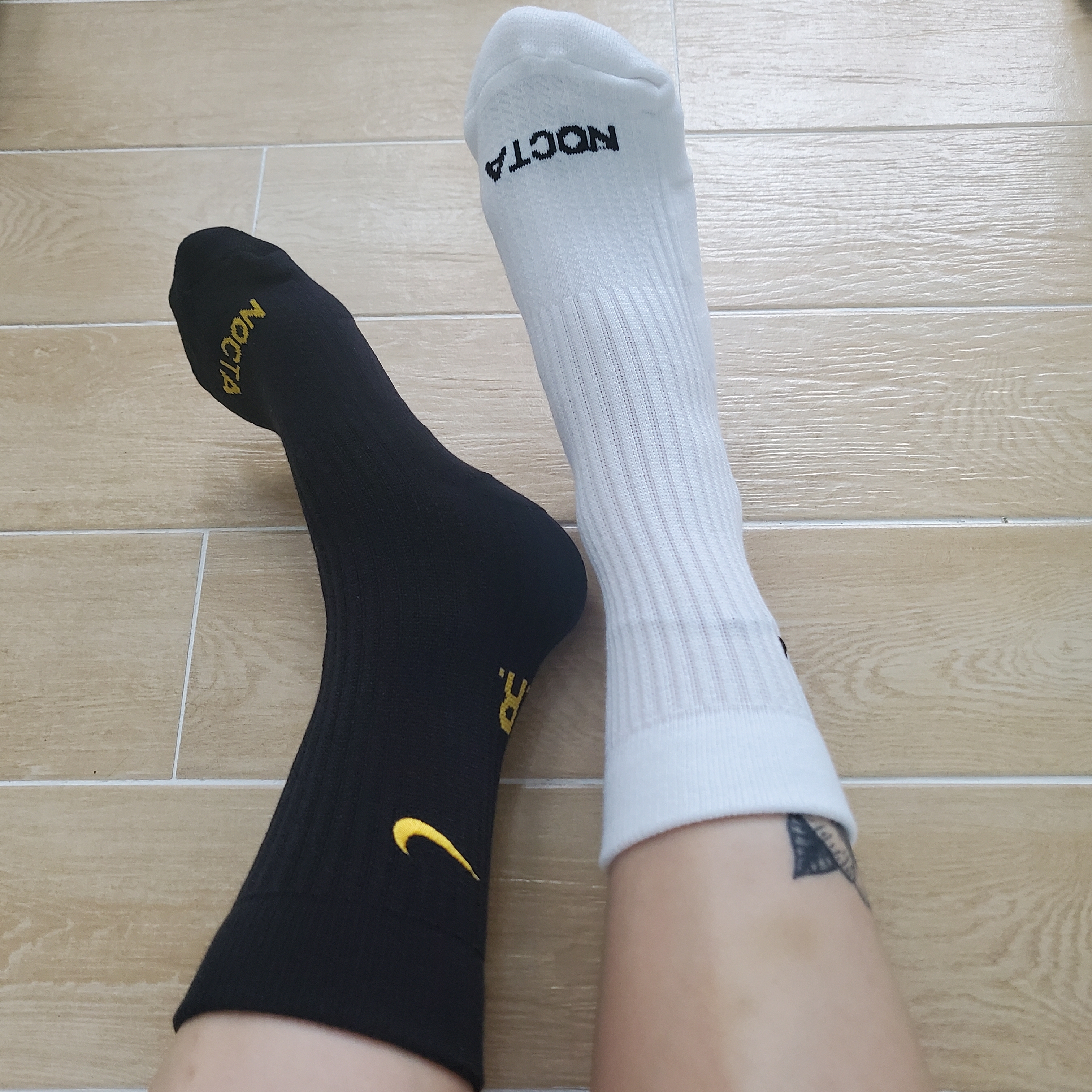 Nike x Drake Nocta Socks White (3 Pack), Nike x Drake Nocta Socks Black (3 Pack) 착용 스타일 - 1