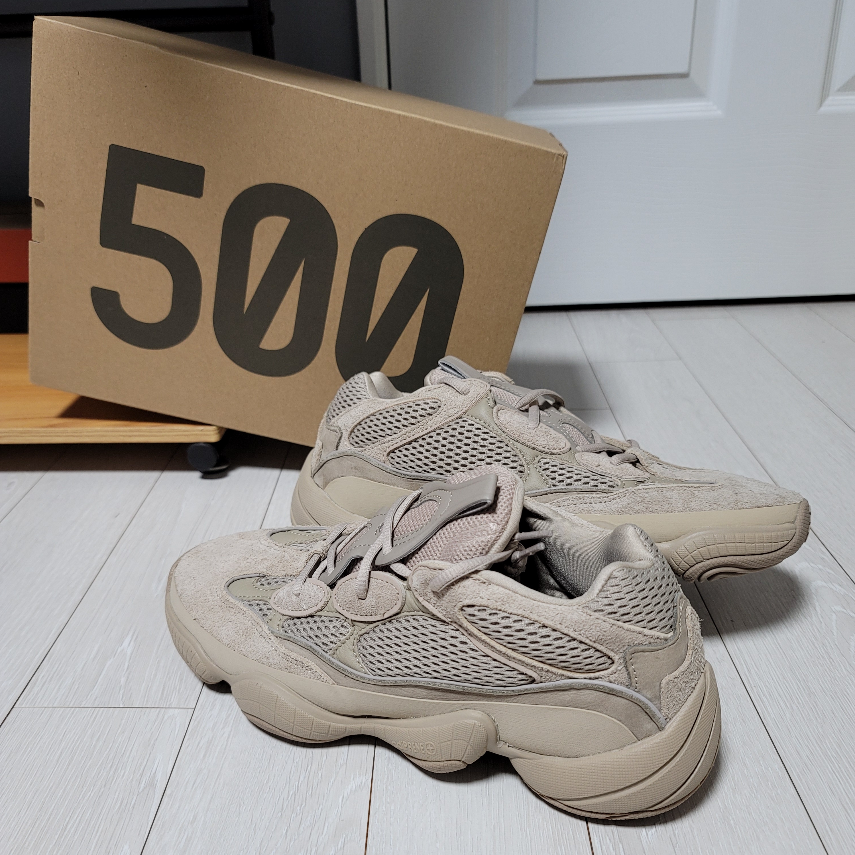 Adidas Yeezy 500 Taupe Light 착용 스타일