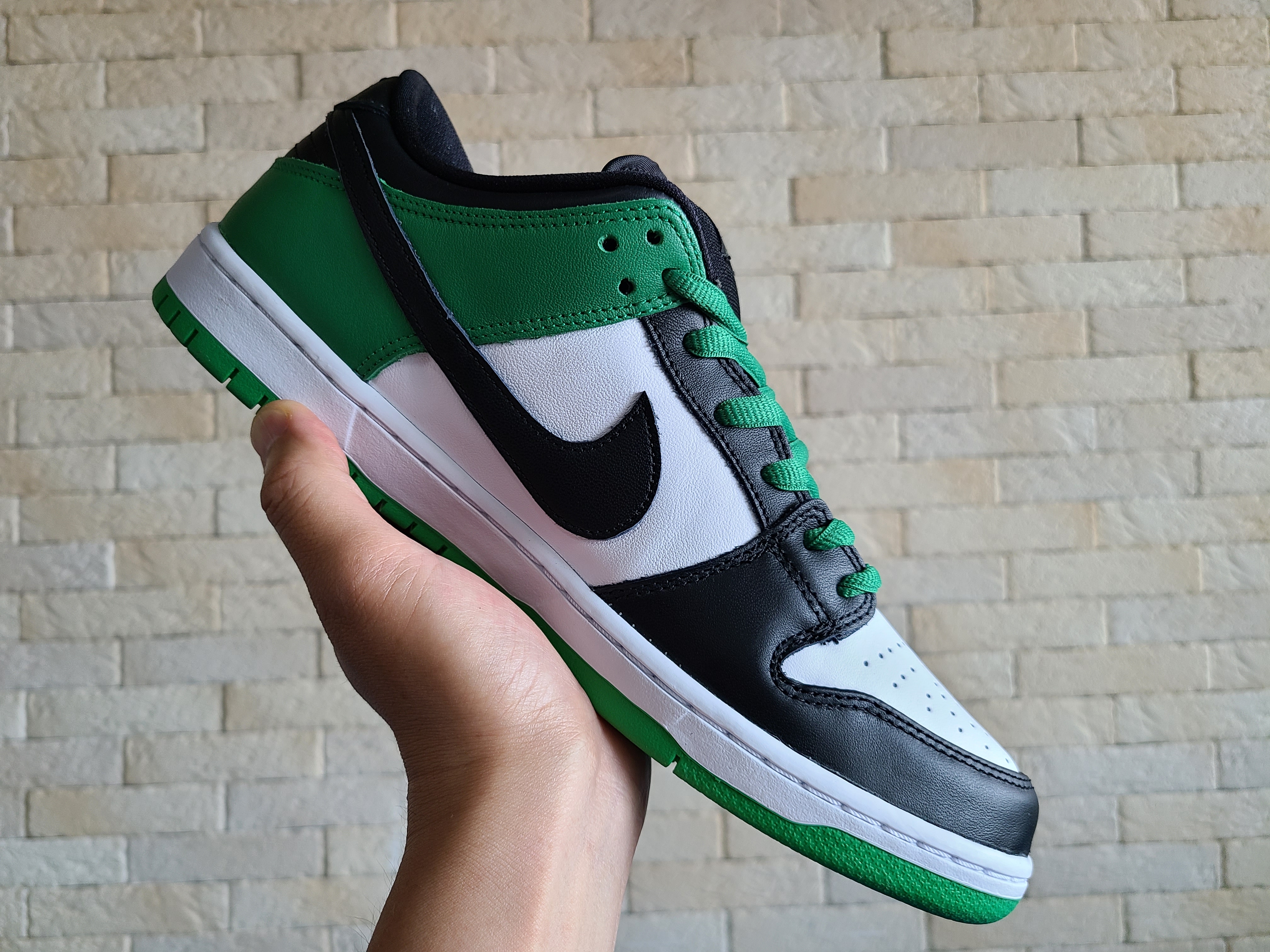 Nike SB Dunk Low Pro Black and Classic Green 착용 스타일 - 4