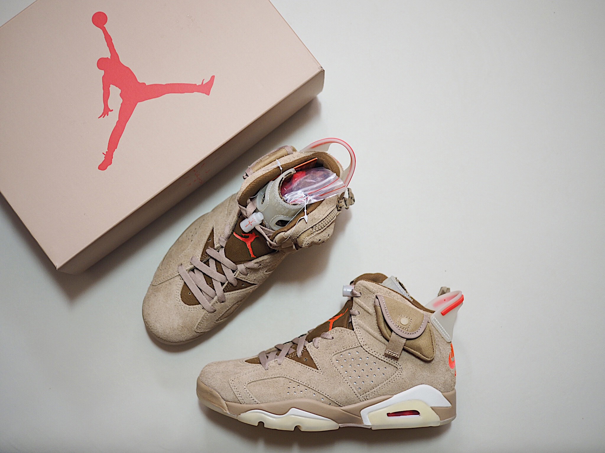 Jordan 6 x Travis Scott Retro SP British Khaki 착용 스타일 - 4
