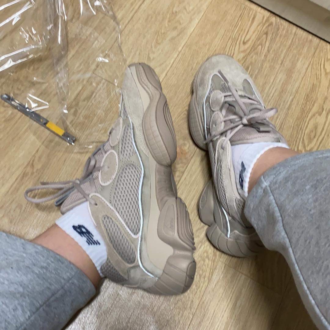Adidas Yeezy 500 Taupe Light 착용 스타일 - 2