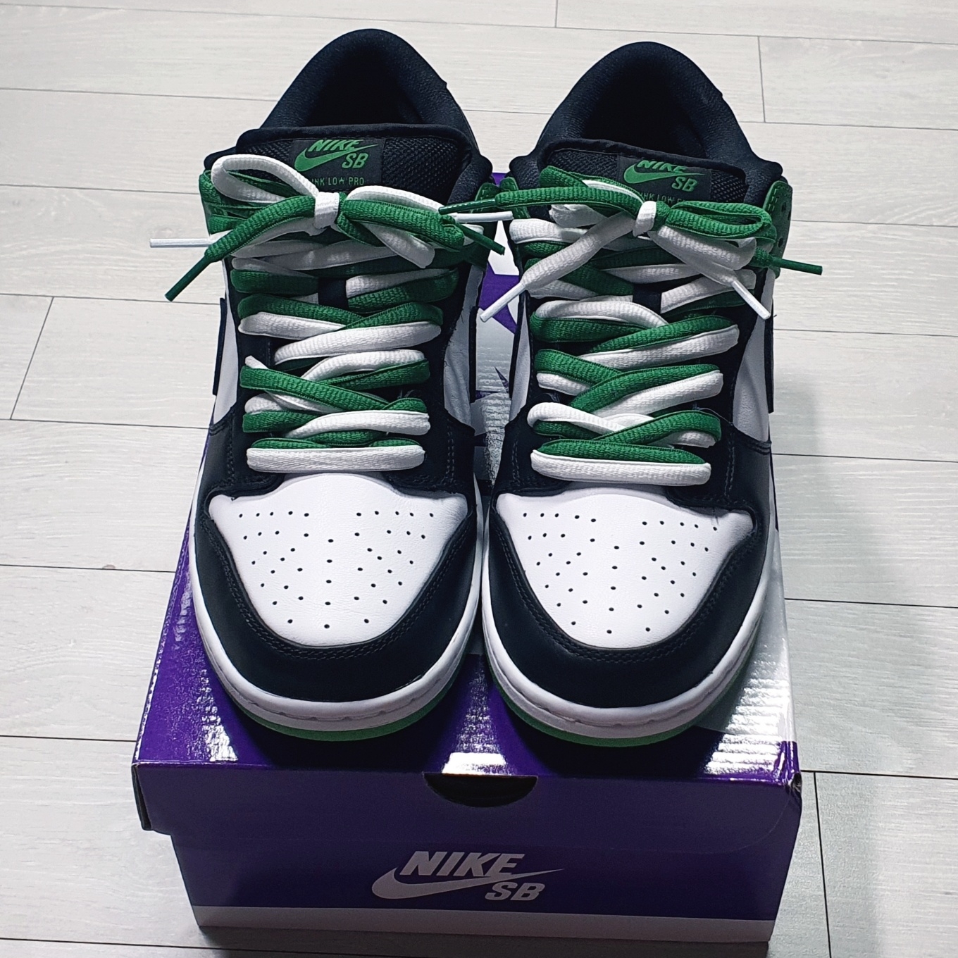 Nike SB Dunk Low Pro Black and Classic Green 착용 스타일 - 2