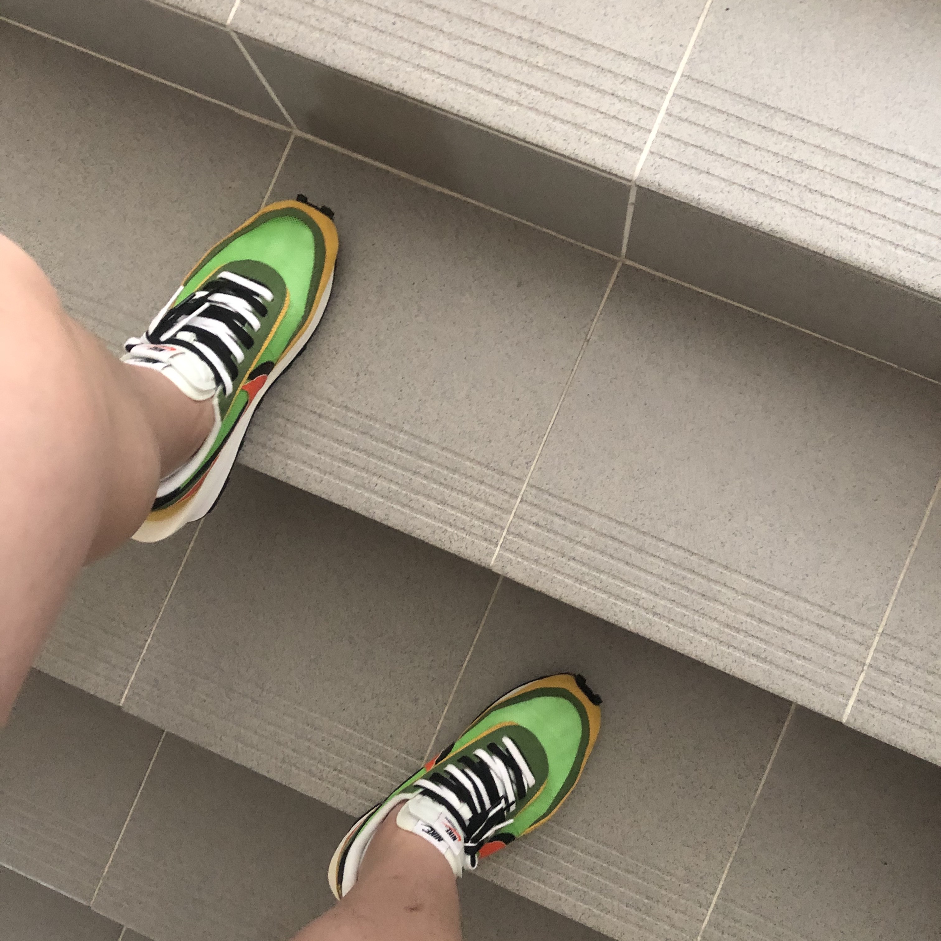 Nike x Sacai LDWaffle Green Multi, Adidas Yeezy Boost 350 V2 Tail Light 착용 스타일 - 1