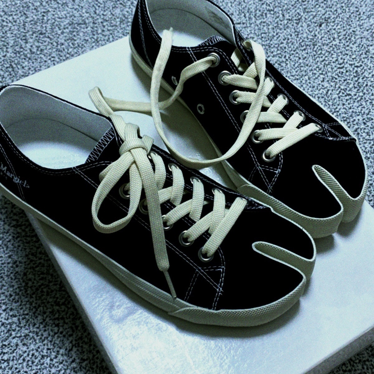 Maison Margiela Tabi Low Black 착용 스타일 - 2