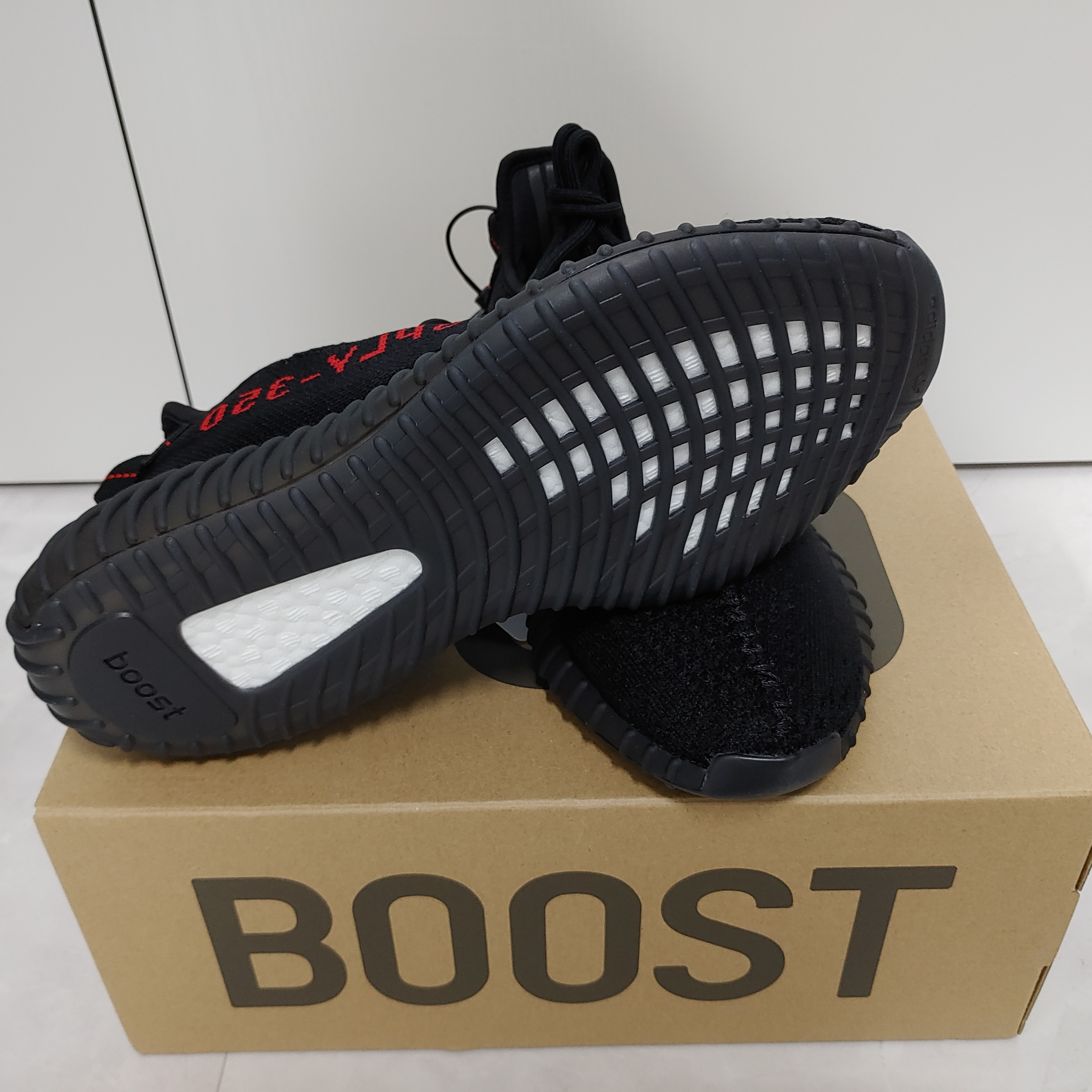 Adidas Yeezy Boost 350 V2 Black Red 2020 착용 스타일 - 3