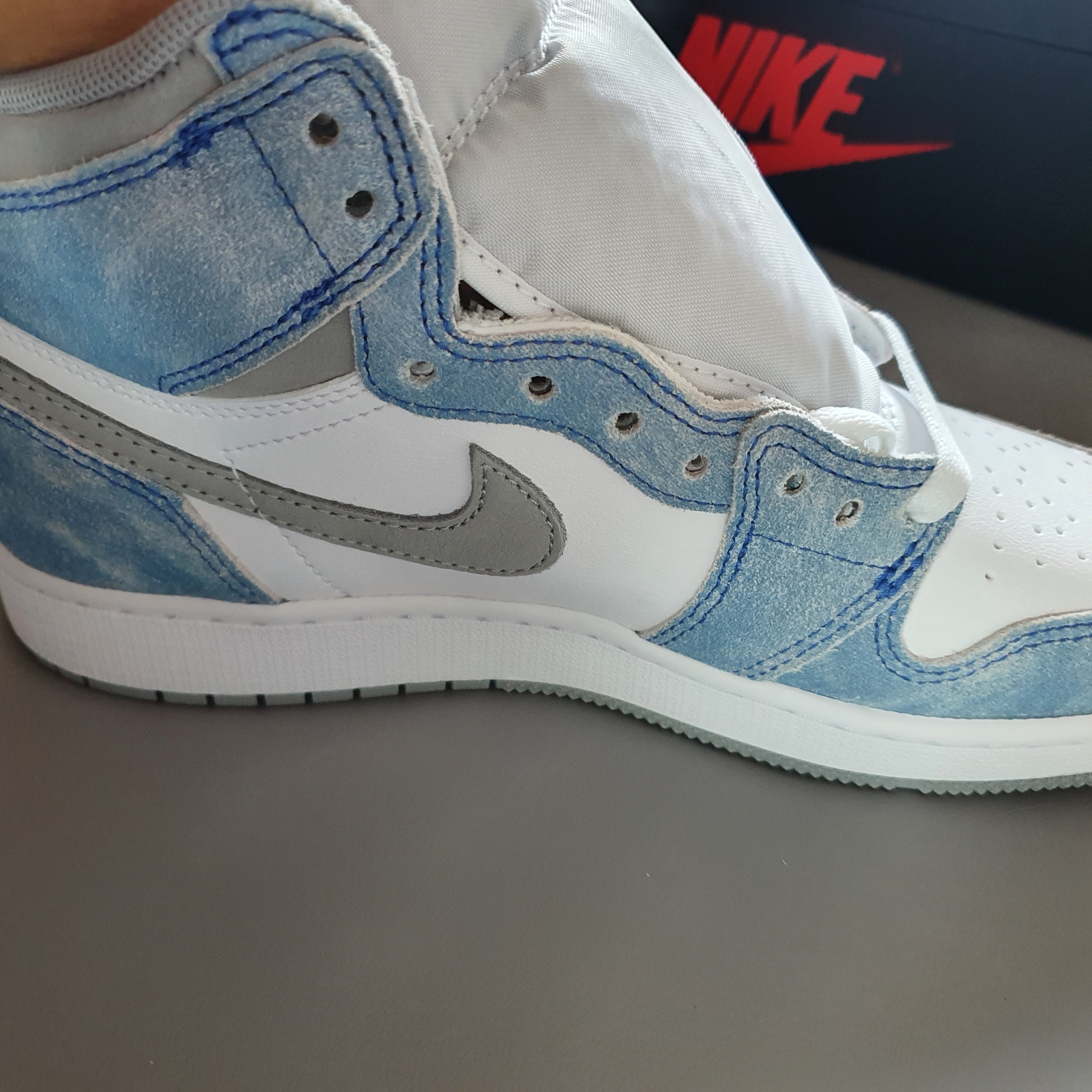Jordan 1 Retro High OG Hyper Royal 착용 스타일 - 3
