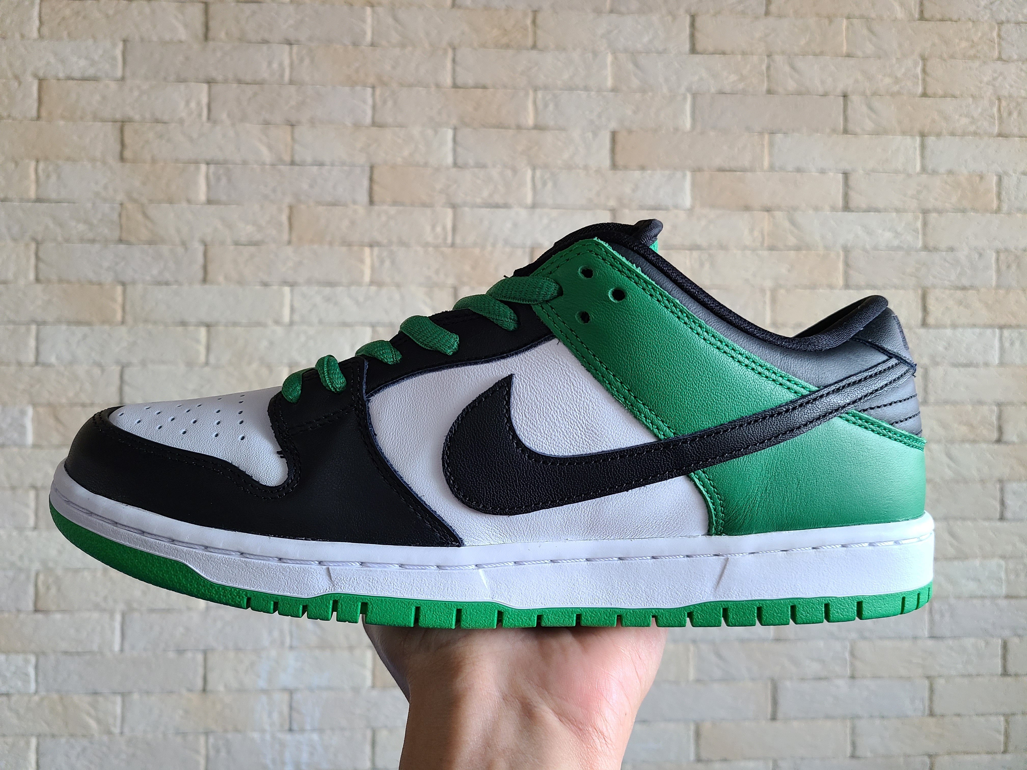 Nike SB Dunk Low Pro Black and Classic Green 착용 스타일 - 3