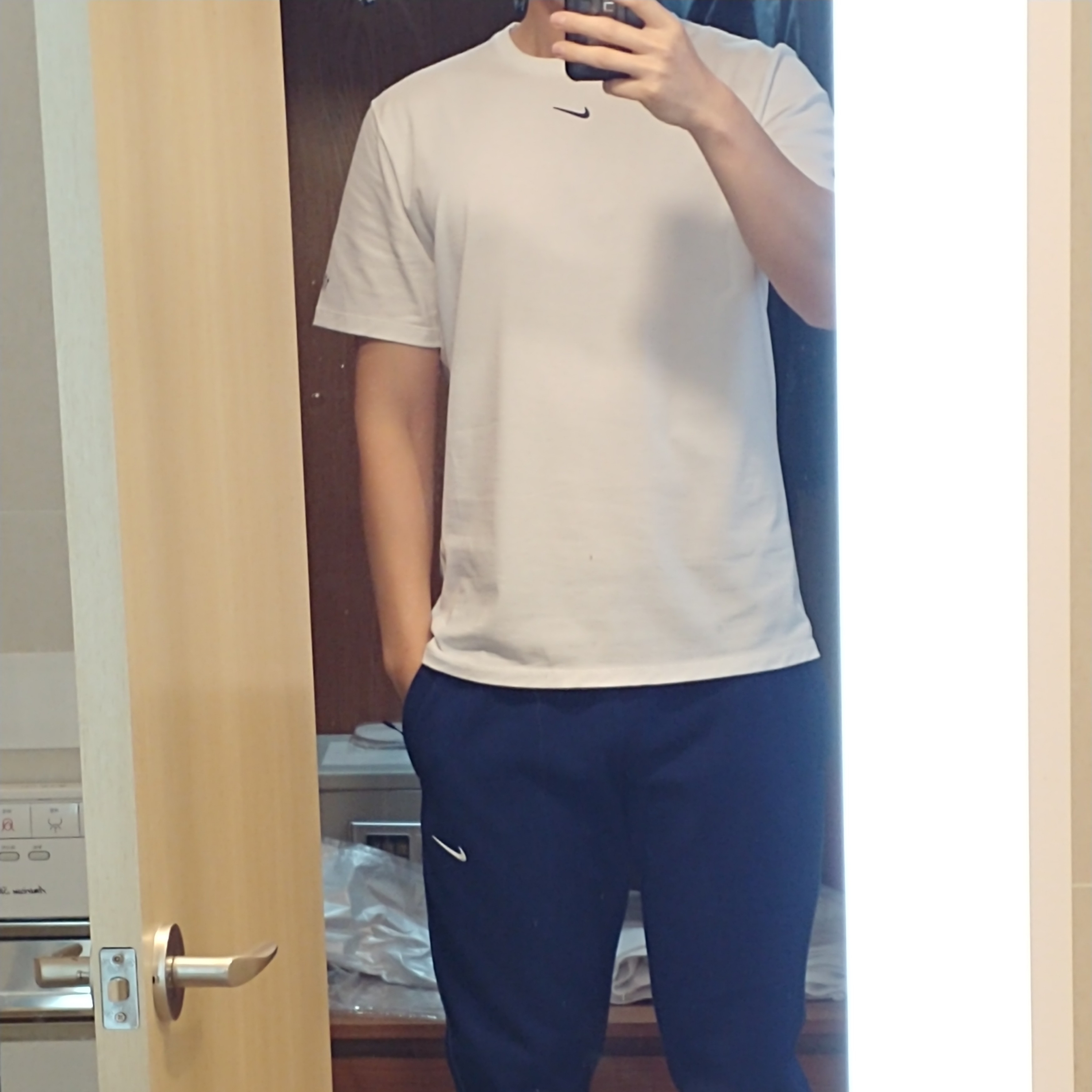 Nike x Drake Nocta Cardinal Stock Essential Fleece Pants Navy - US/EU, Nike x Drake Nocta Cardinal Stock Essential T-Shirt White - Asia 착용 스타일 - 1