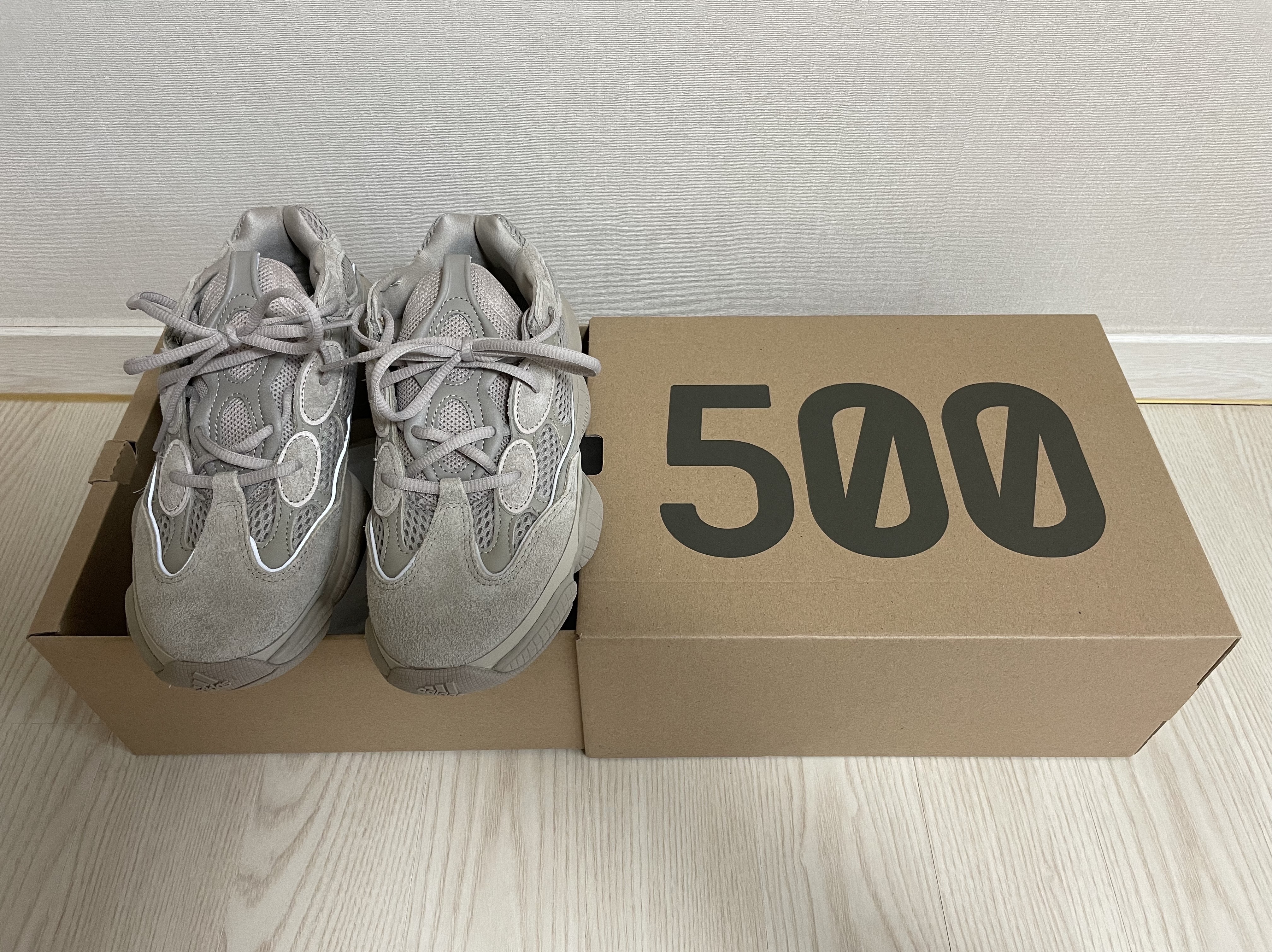 Adidas Yeezy 500 Taupe Light 착용 스타일 - 1