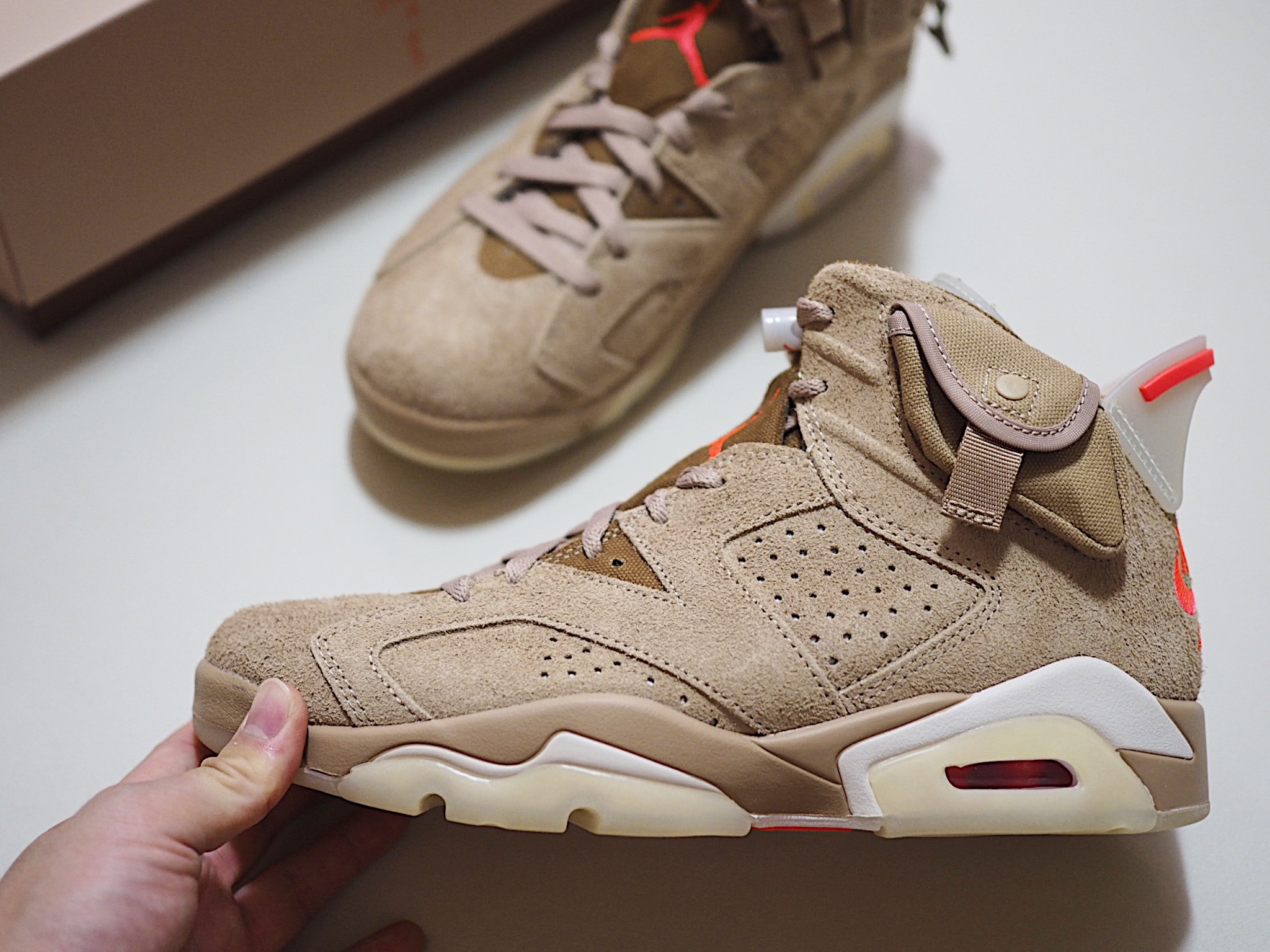 Jordan 6 x Travis Scott Retro SP British Khaki 착용 스타일 - 3