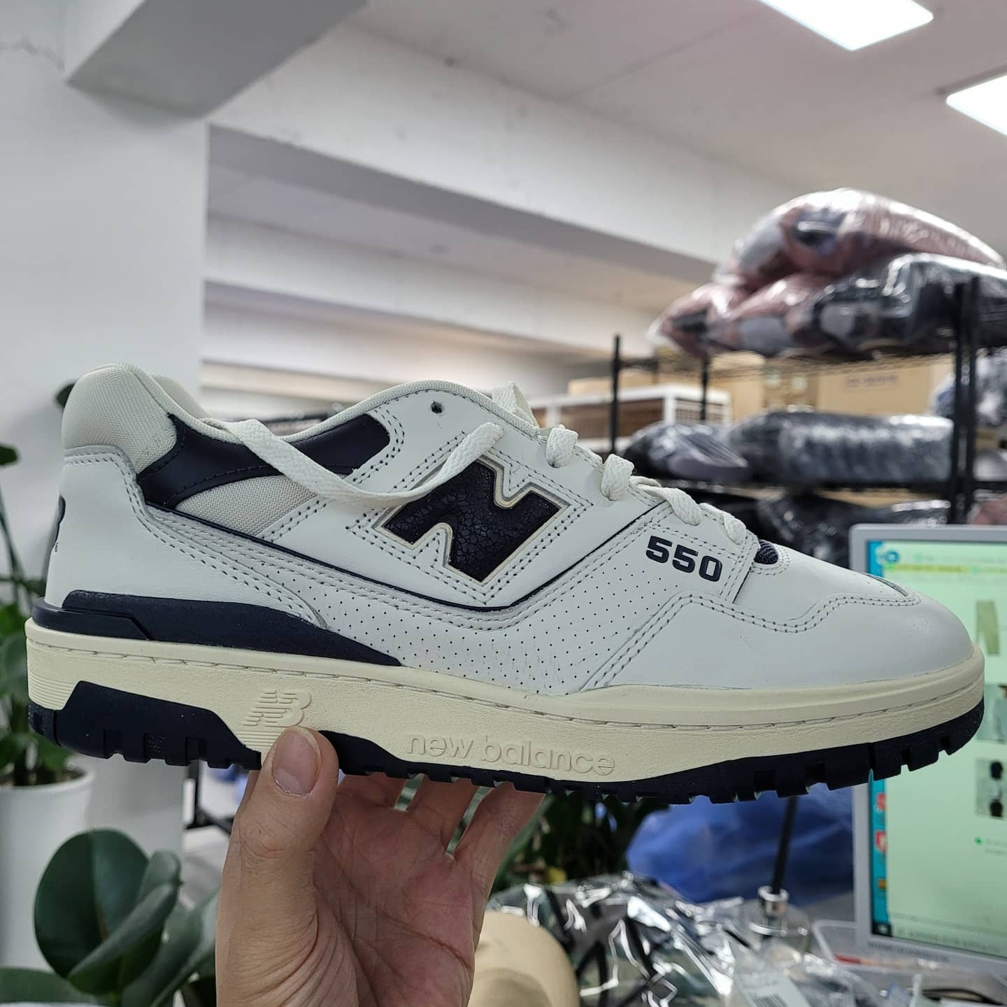 New Balance x Aime Leon Dore 550 Navy 착용 스타일 - 2