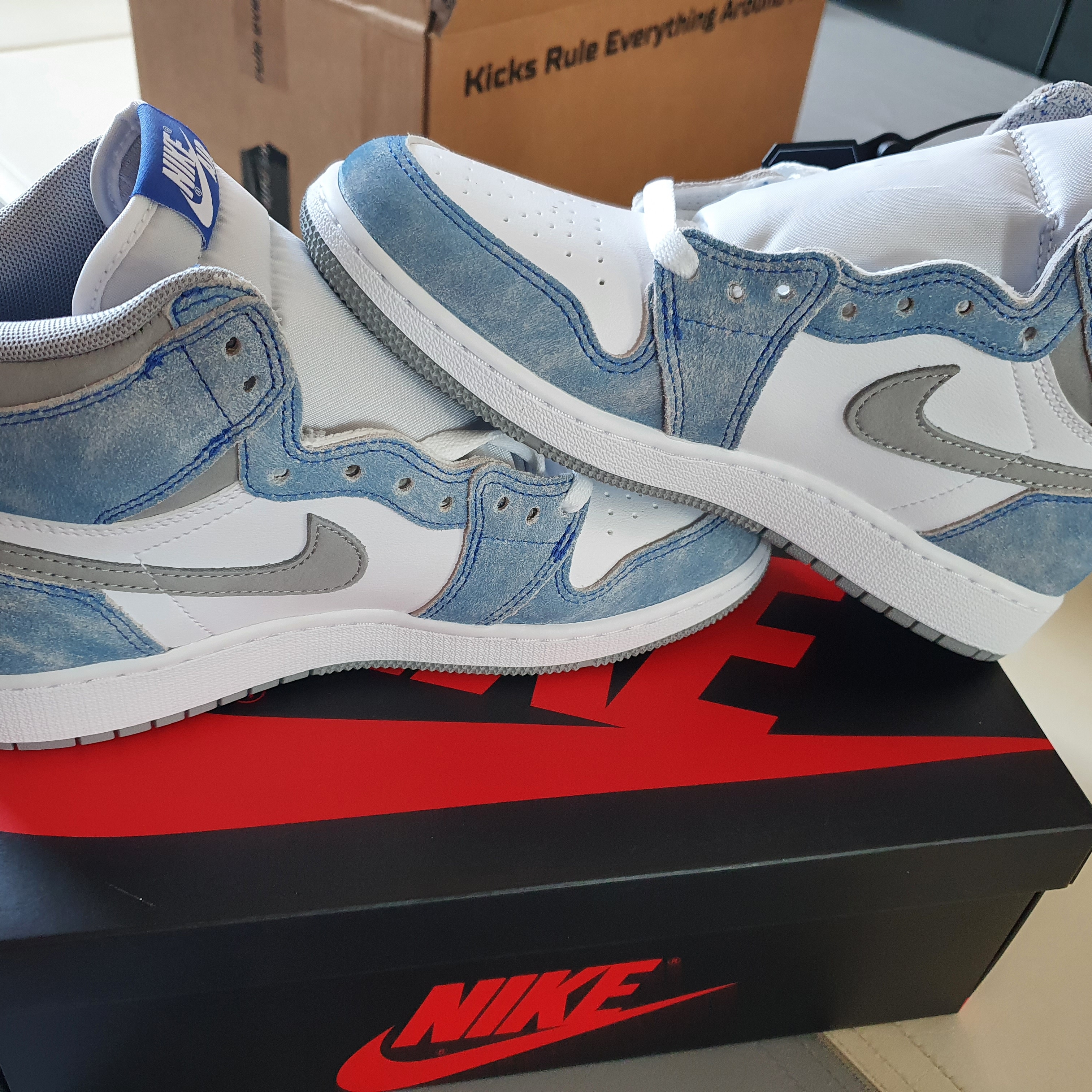 Jordan 1 Retro High OG Hyper Royal 착용 스타일 - 2