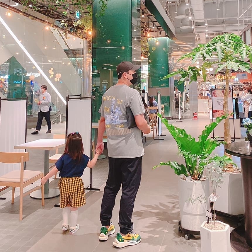 Nike x Sacai VaporWaffle Tour Yellow & Gorge Green Sail 착용 스타일