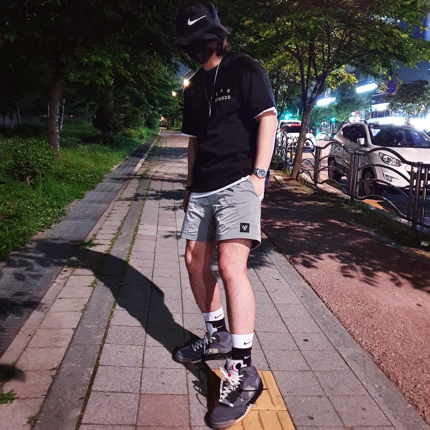 Nike x Stussy Bucket Hat Black, IAB Studio Black Glow T-Shirt 착용 스타일 - 1