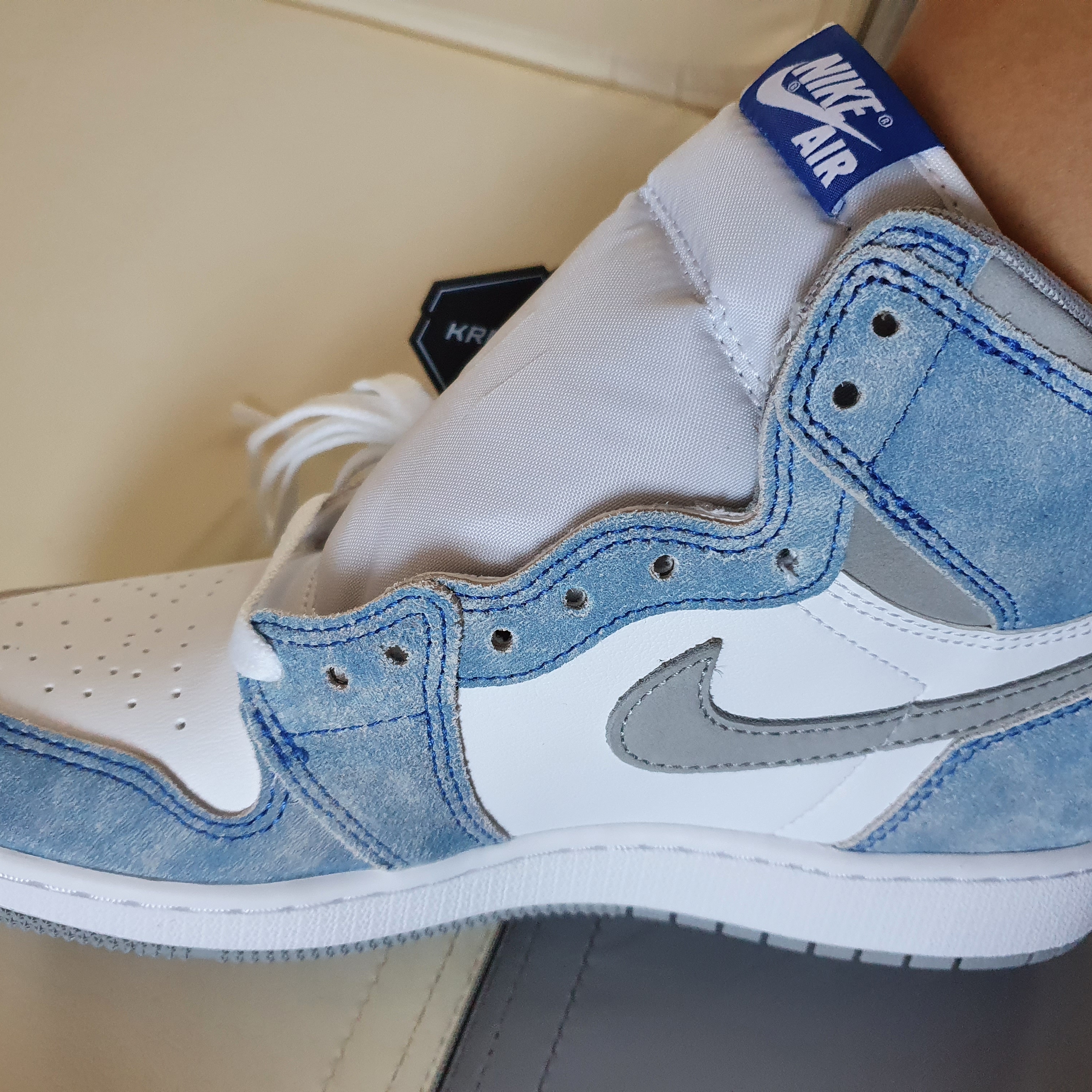 Jordan 1 Retro High OG Hyper Royal 착용 스타일 - 1