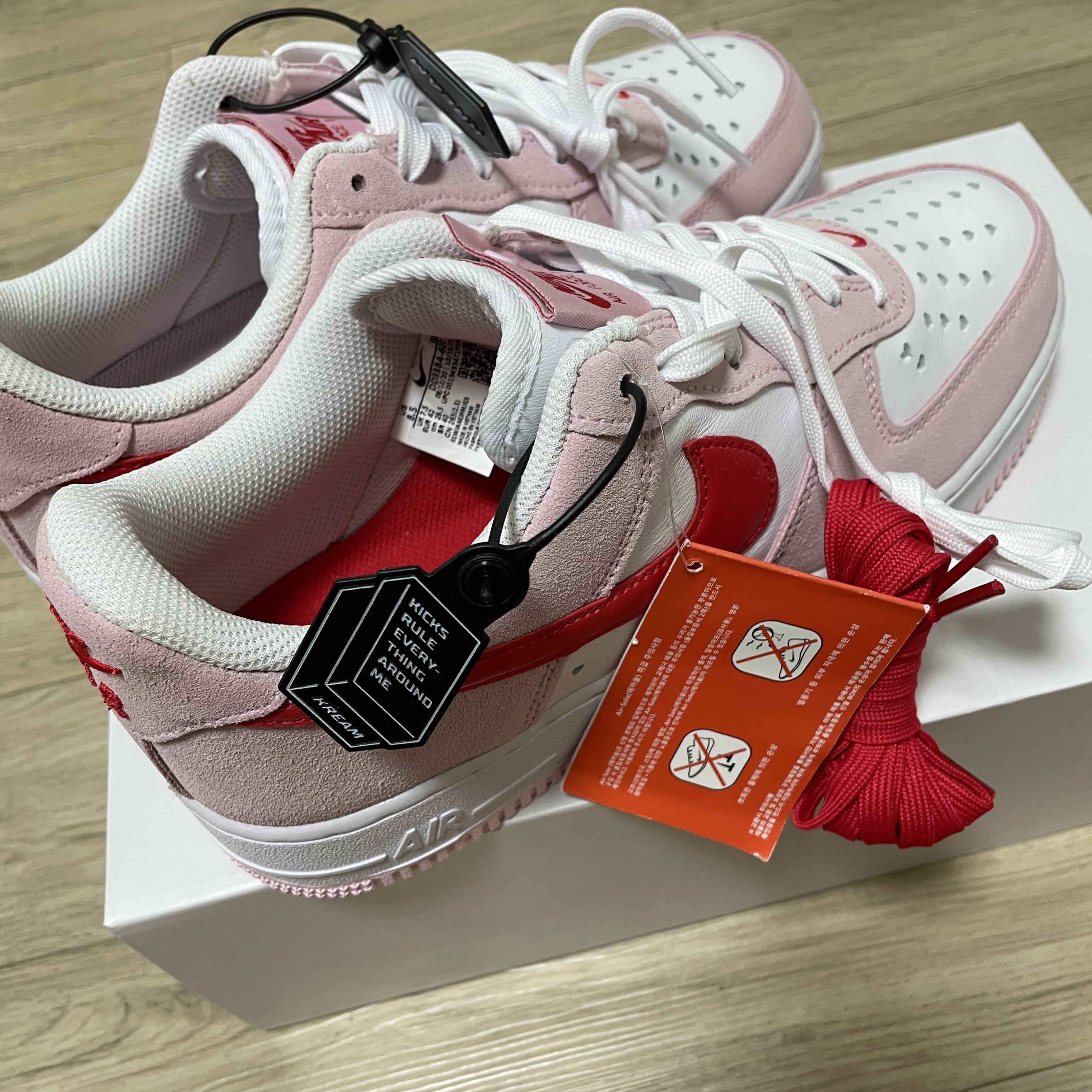 Nike Air Force 1 '07 QS Valentine's Day 착용 스타일