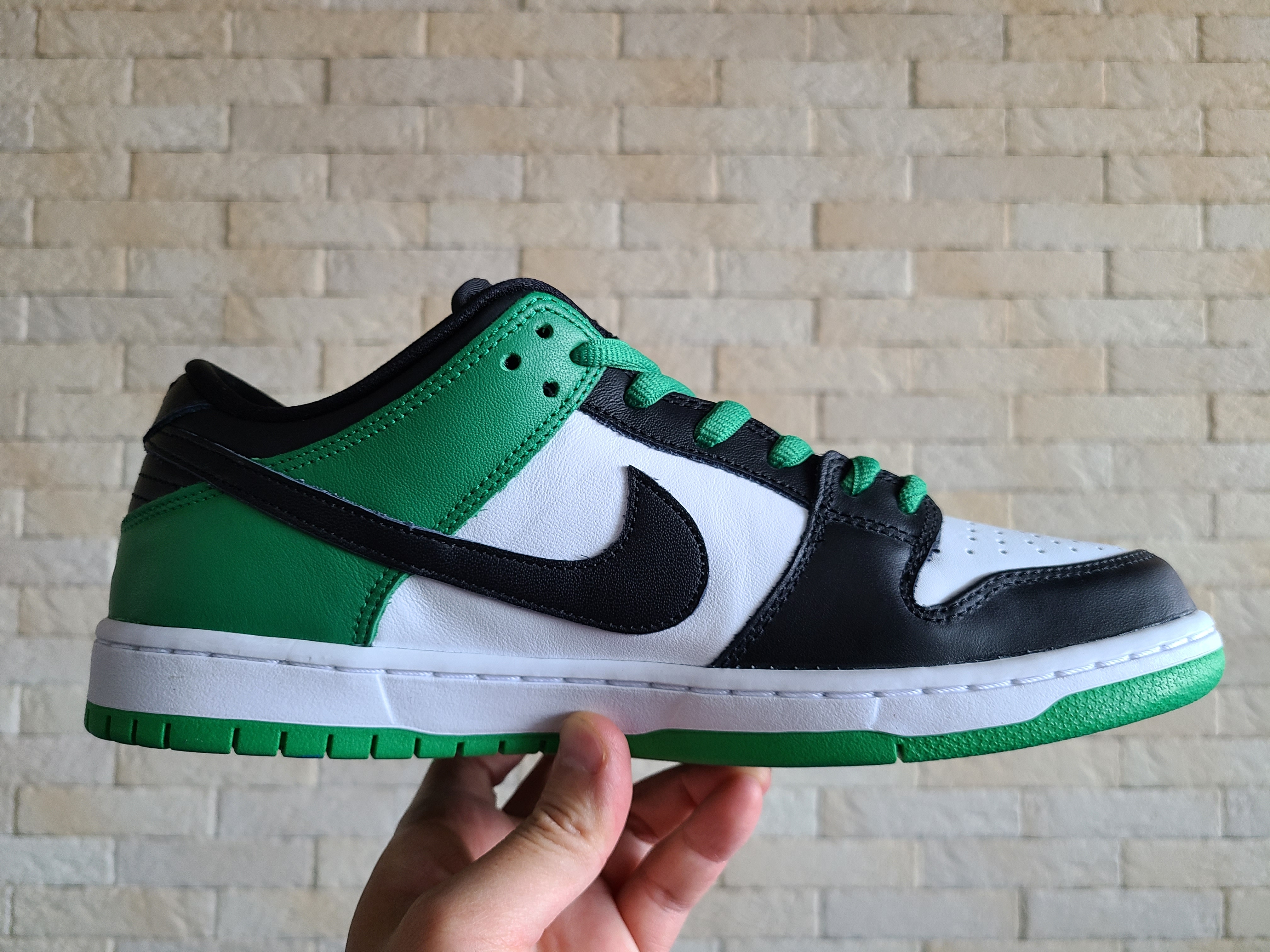 Nike SB Dunk Low Pro Black and Classic Green 착용 스타일 - 2