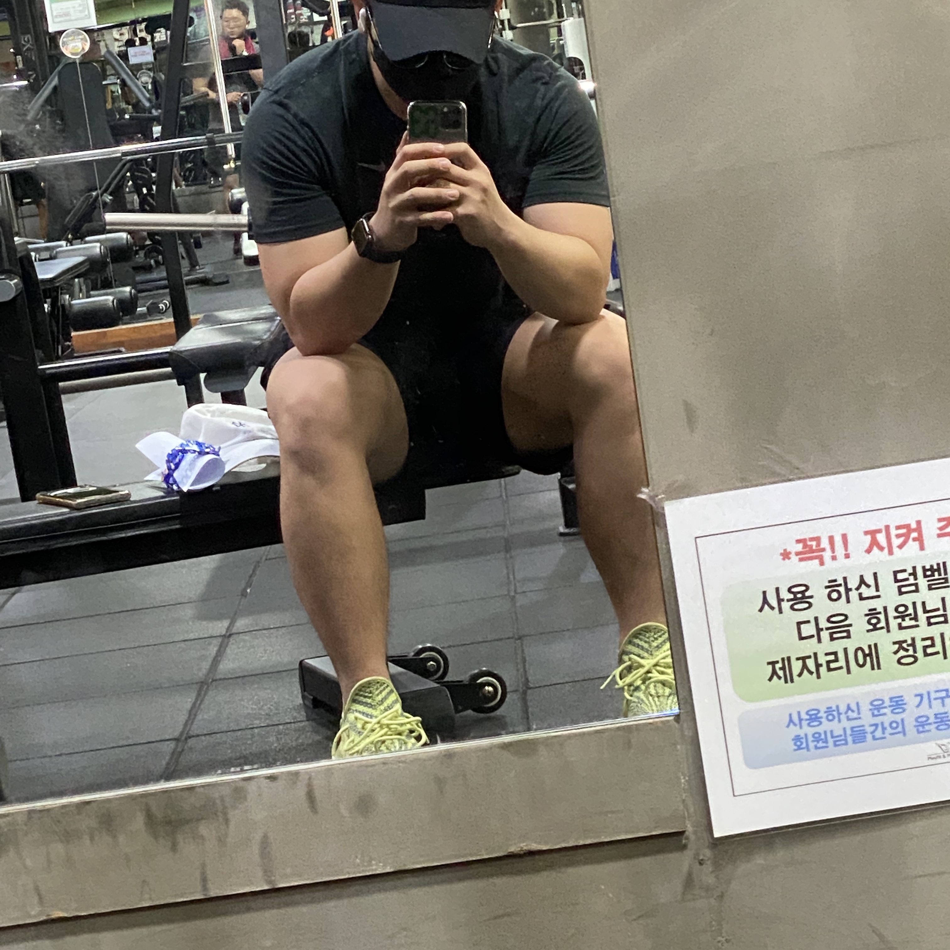 Adidas Yeezy Boost 350 V2 Semi Frozen Yellow 착용 스타일
