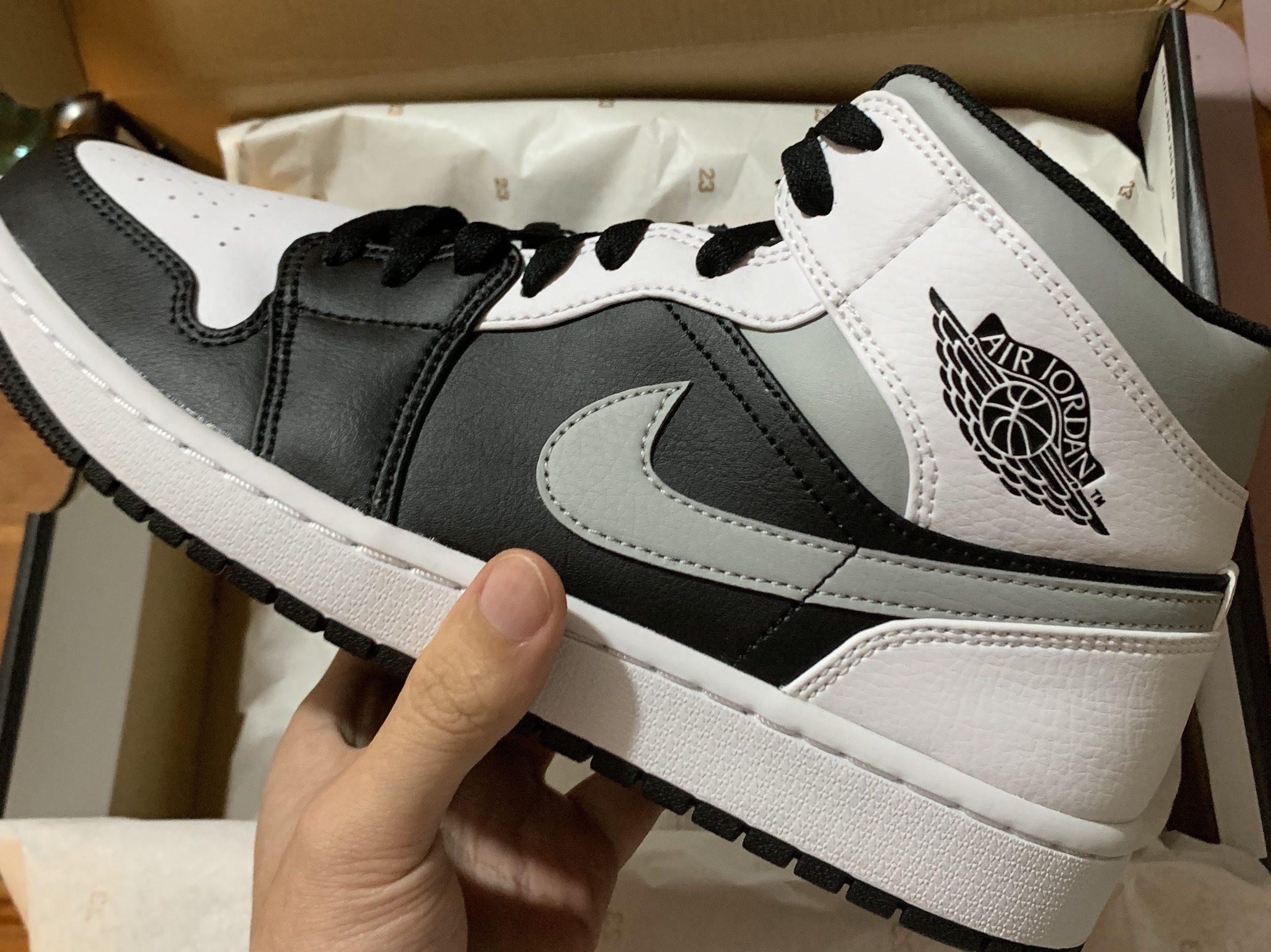 Jordan 1 Mid White Shadow 착용 스타일
