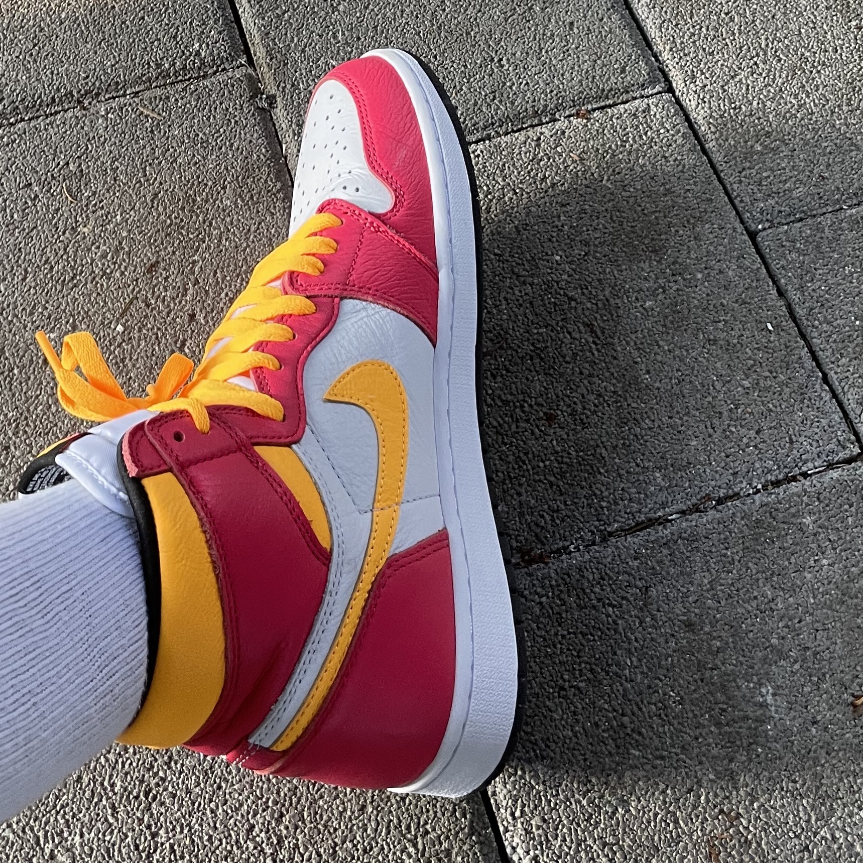 Jordan 1 Retro High OG Light Fusion Red 착용 스타일