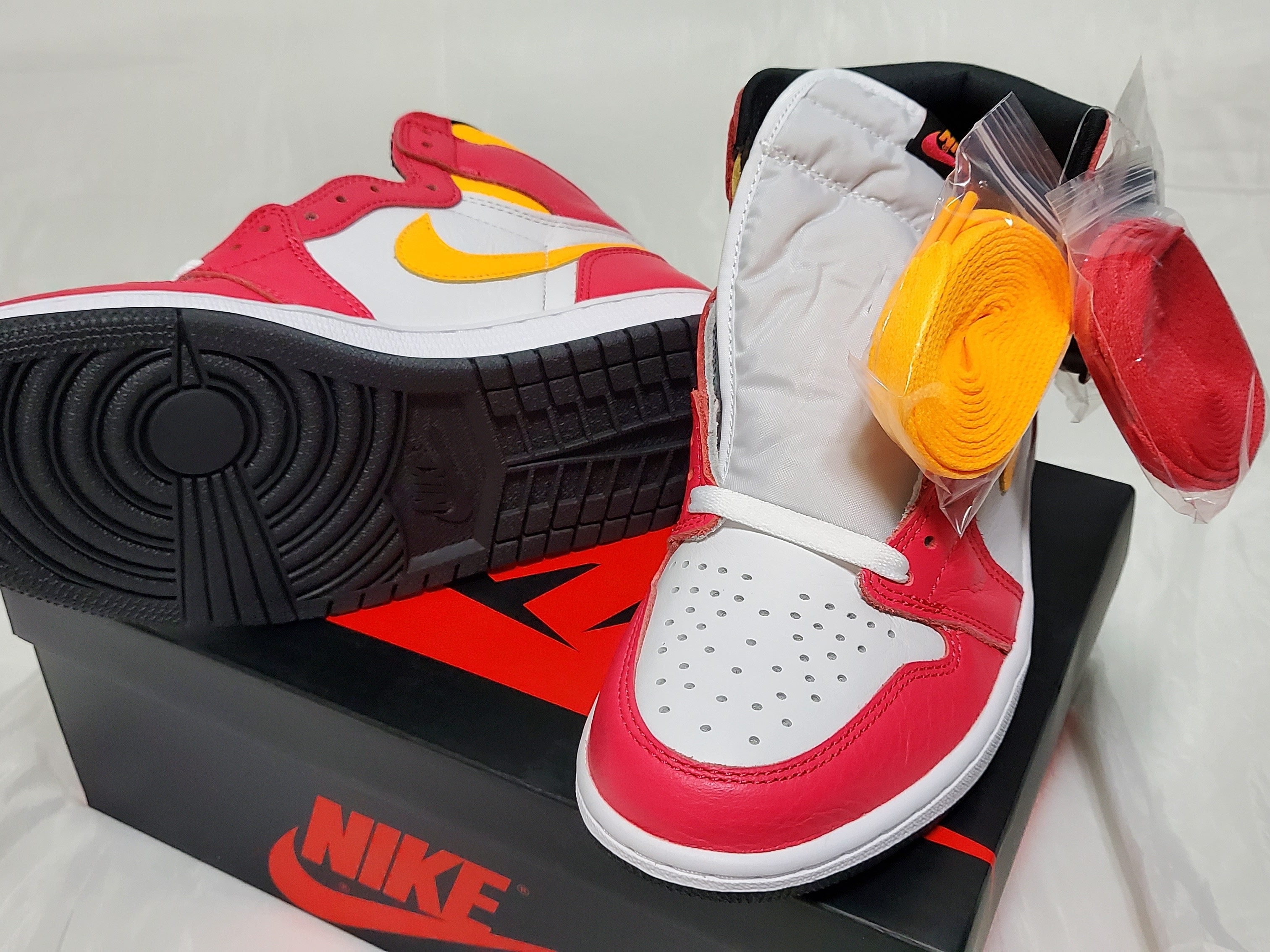 Jordan 1 Retro High OG Light Fusion Red 착용 스타일 - 2