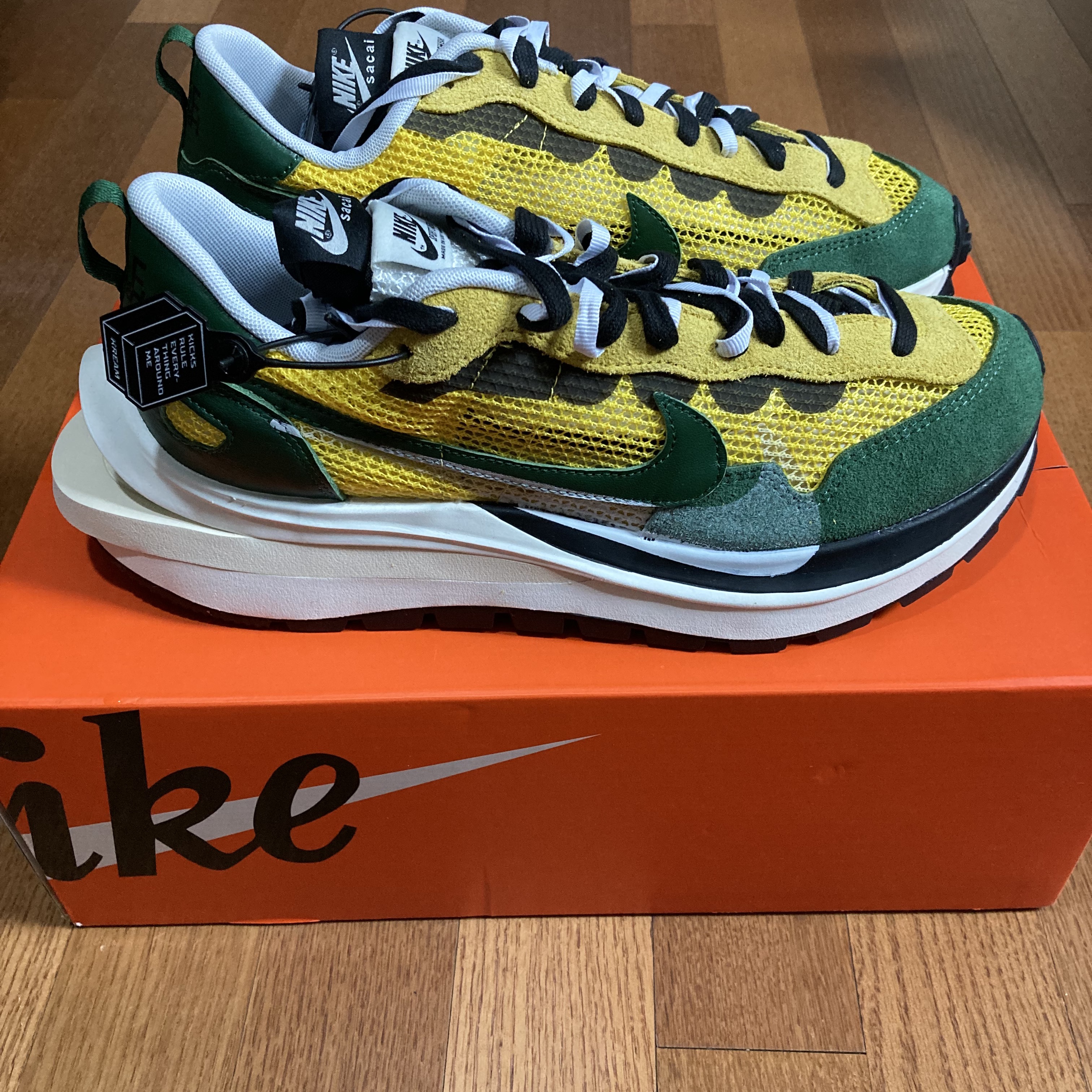 Nike x Sacai VaporWaffle Tour Yellow & Gorge Green Sail 착용 스타일