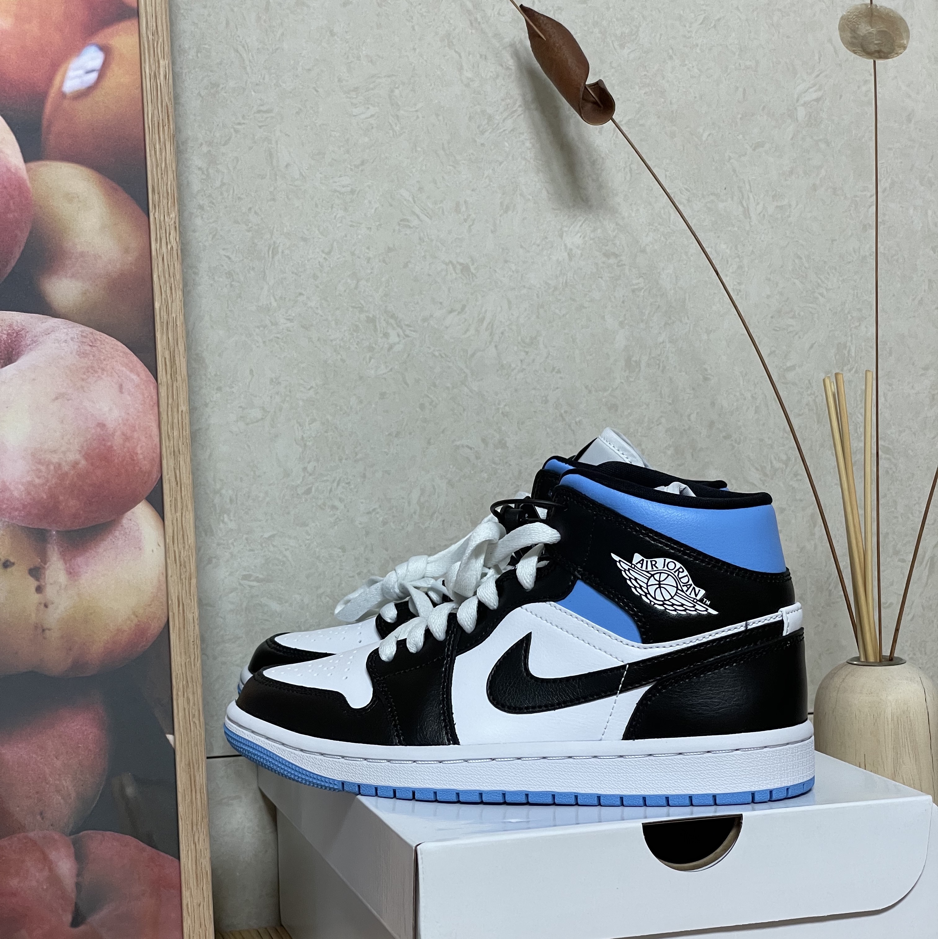 (W) Jordan 1 Mid White Black University Blue 착용 스타일 - 1