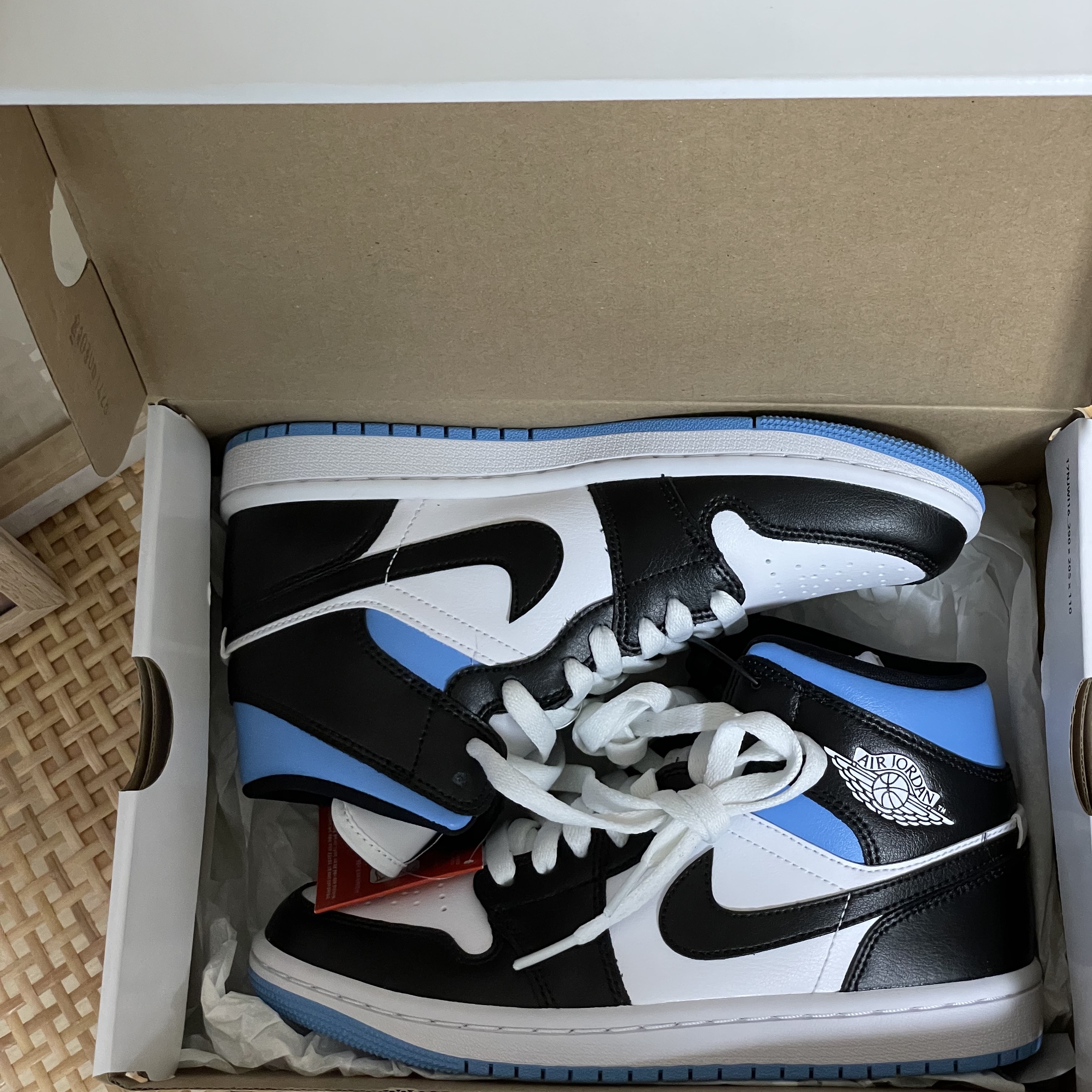 (W) Jordan 1 Mid White Black University Blue 착용 스타일 - 2