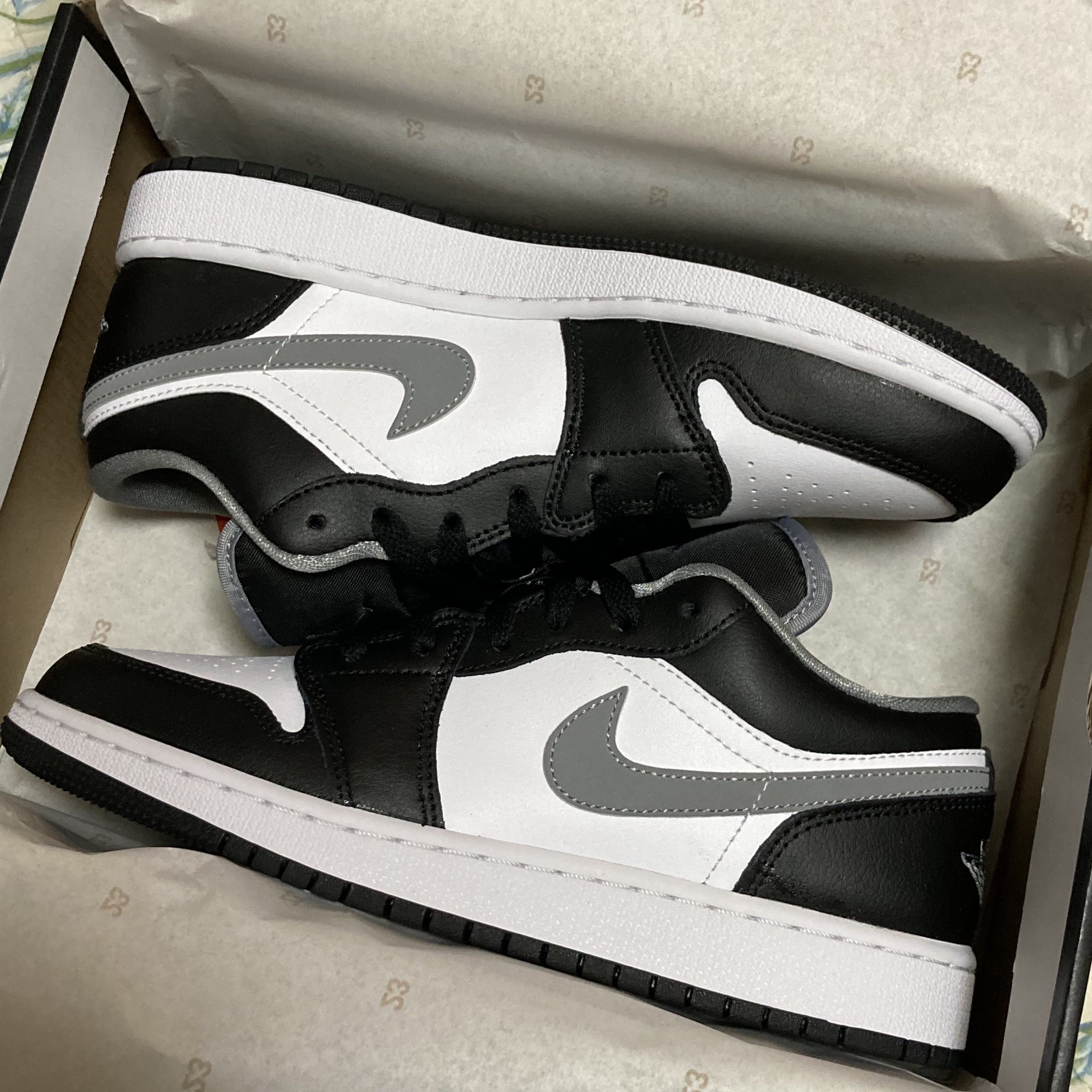 (GS) Jordan 1 Low Black Particle Grey 착용 스타일