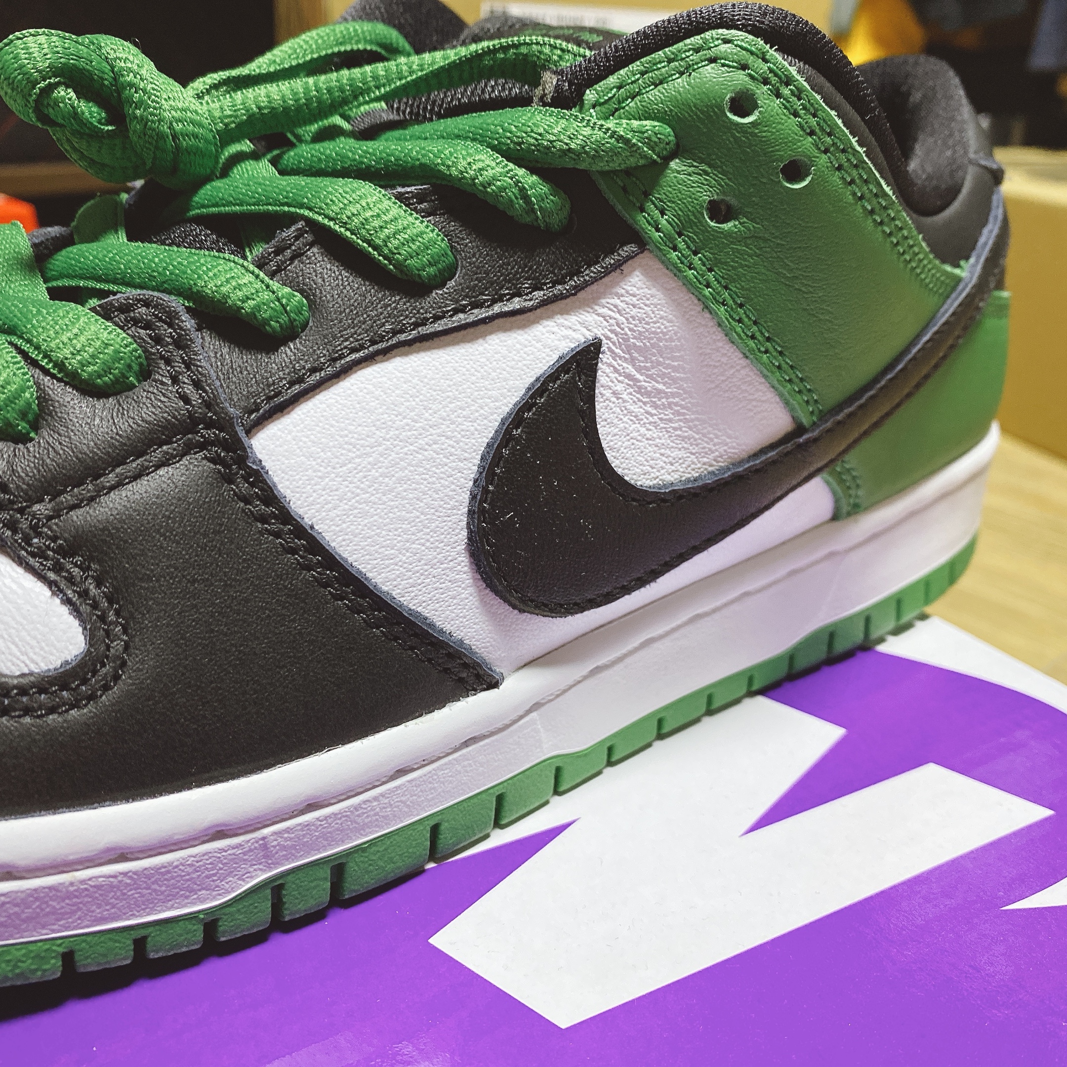 Nike SB Dunk Low Pro Black and Classic Green 착용 스타일 - 1