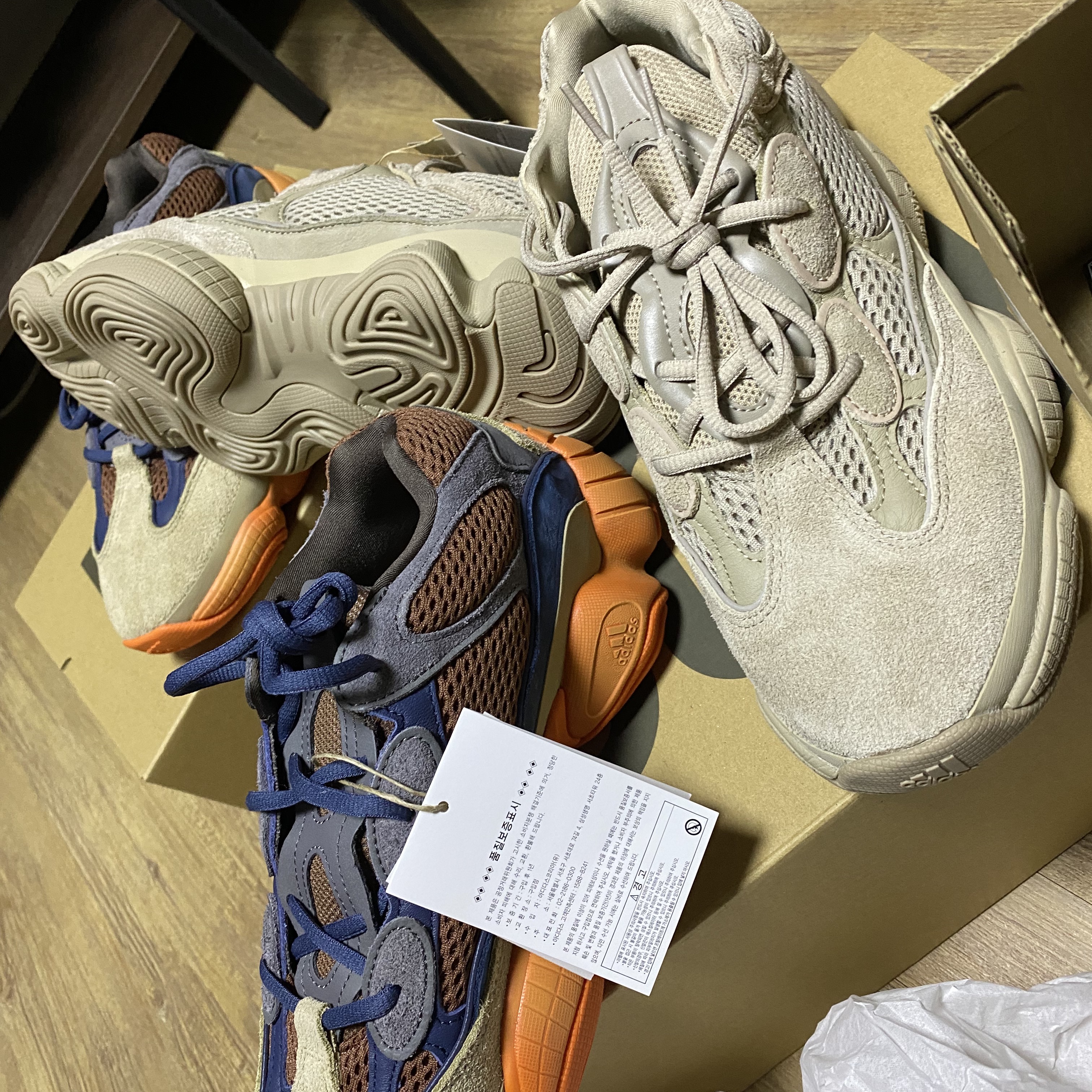 Adidas Yeezy Boost 700 Enflame Amber, Adidas Yeezy Foam RNNR Mineral Blue 착용 스타일 - 2