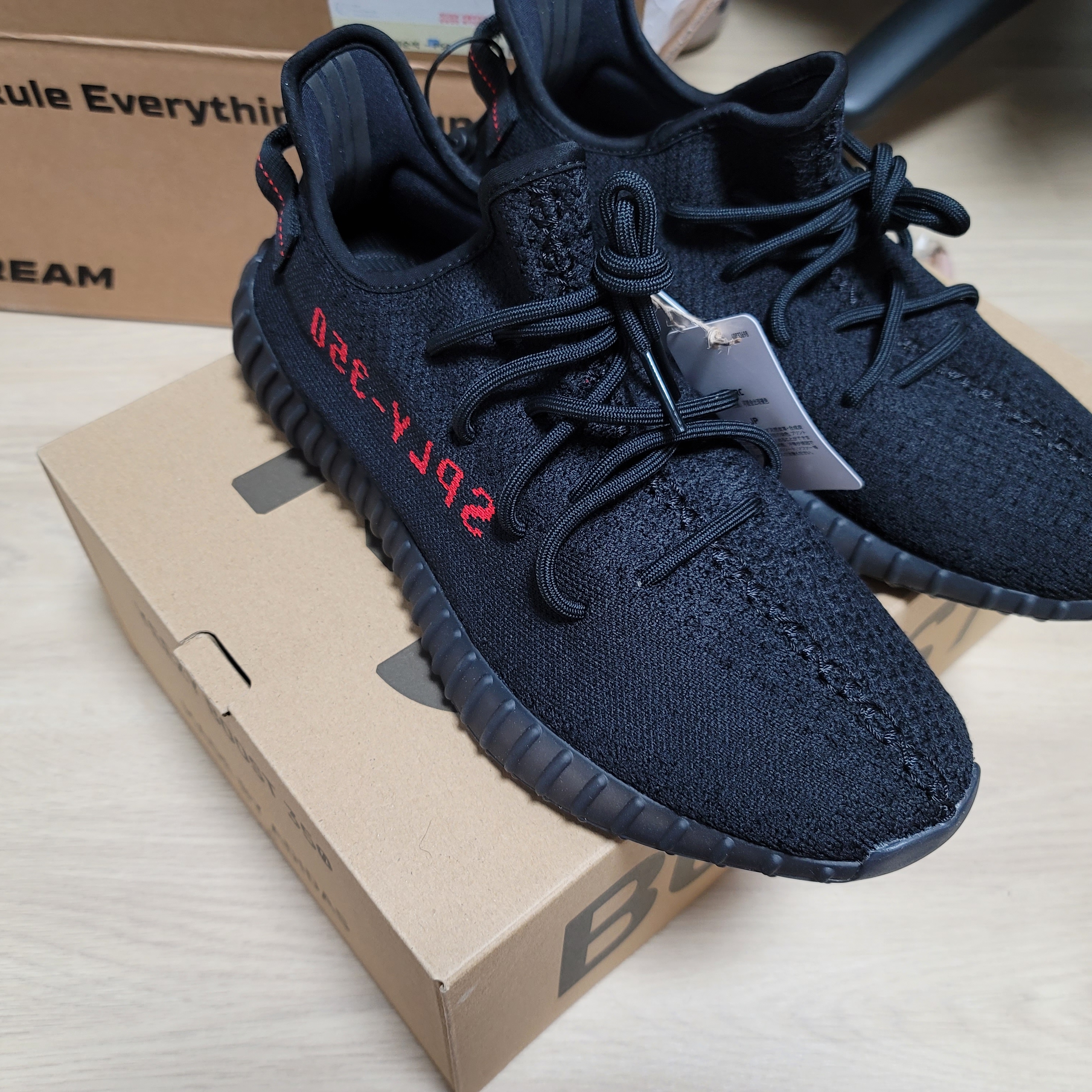 Adidas Yeezy Boost 350 V2 Black Red 2020 착용 스타일