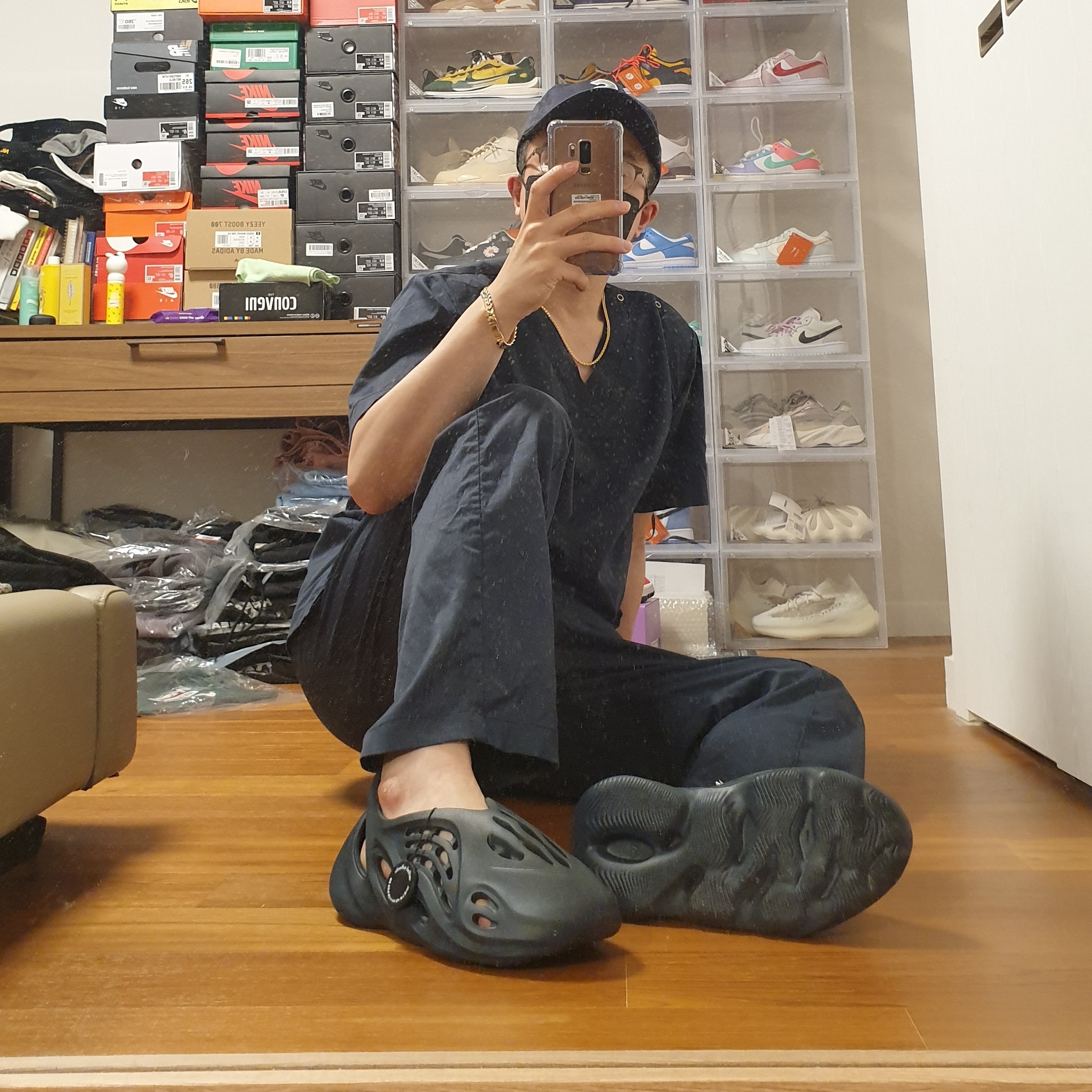 Adidas Yeezy Foam RNNR Mineral Blue 착용 스타일 - 4