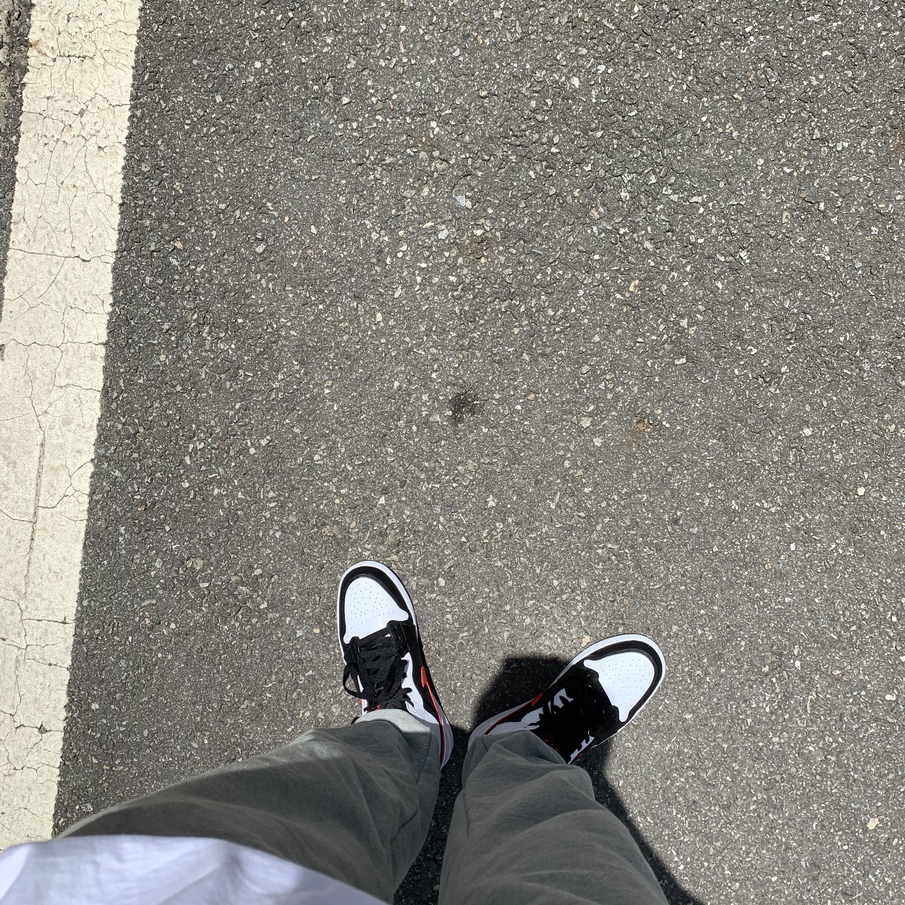 Jordan 1 Mid Black Chile Red 착용 스타일