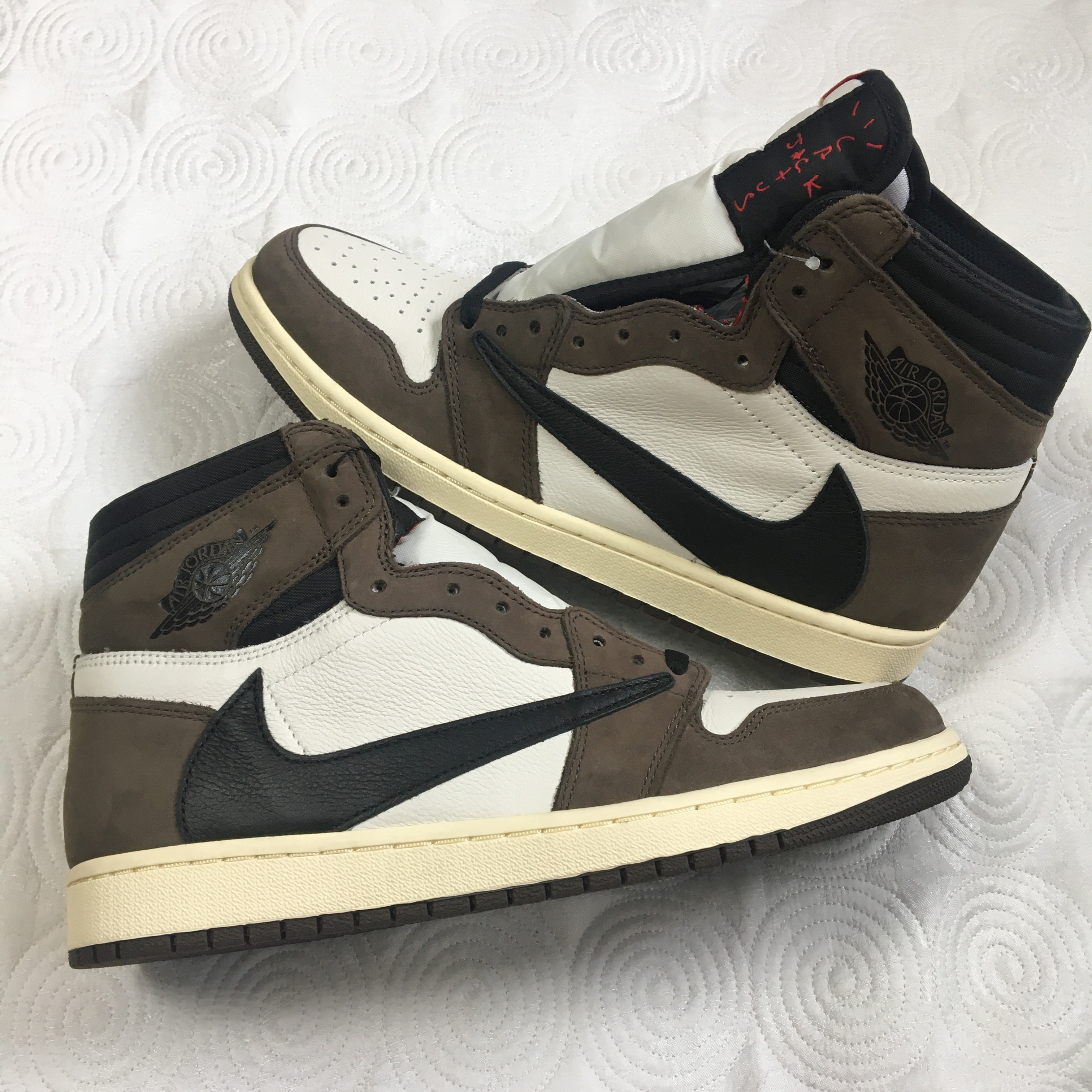 Jordan 1 x Travis Scott Retro High OG SP Mocha 착용 스타일 - 1
