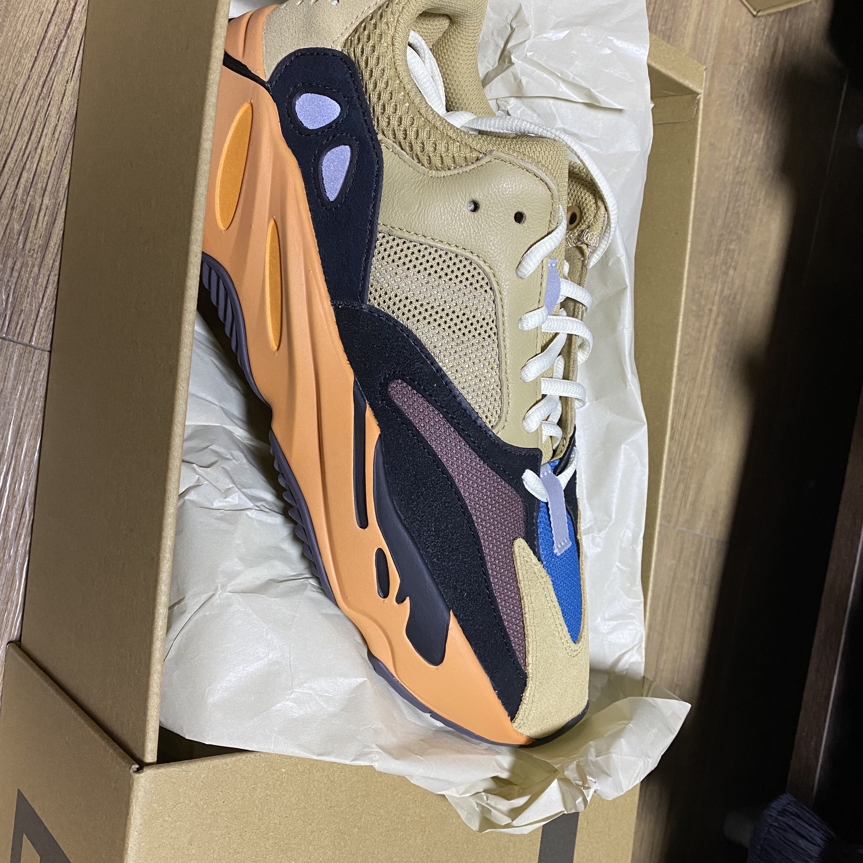 Adidas Yeezy Boost 700 Enflame Amber, Adidas Yeezy Foam RNNR Mineral Blue 착용 스타일 - 3