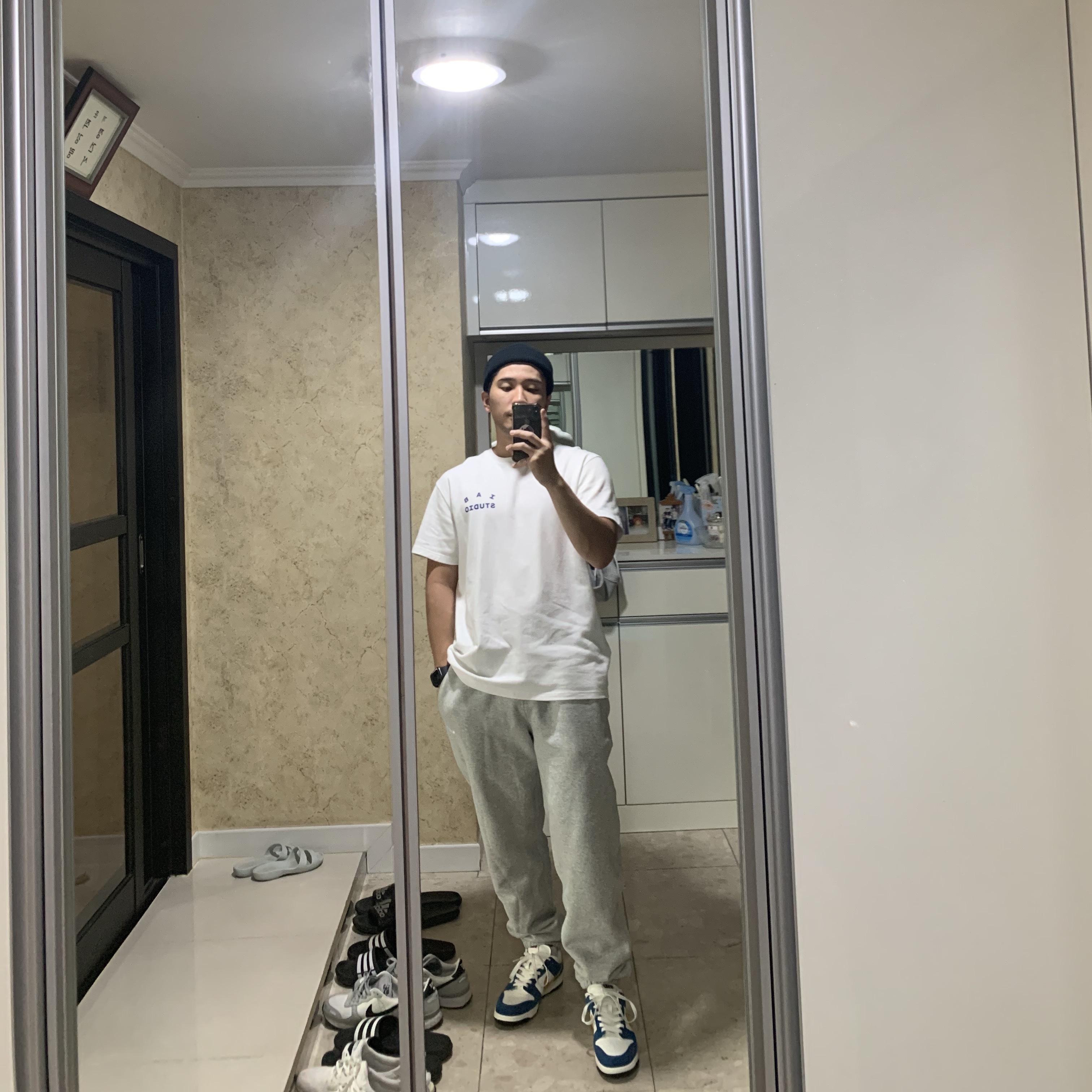 IAB Studio T-Shirt White, Nike x Kasina Dunk Low 80's Bus 착용 스타일