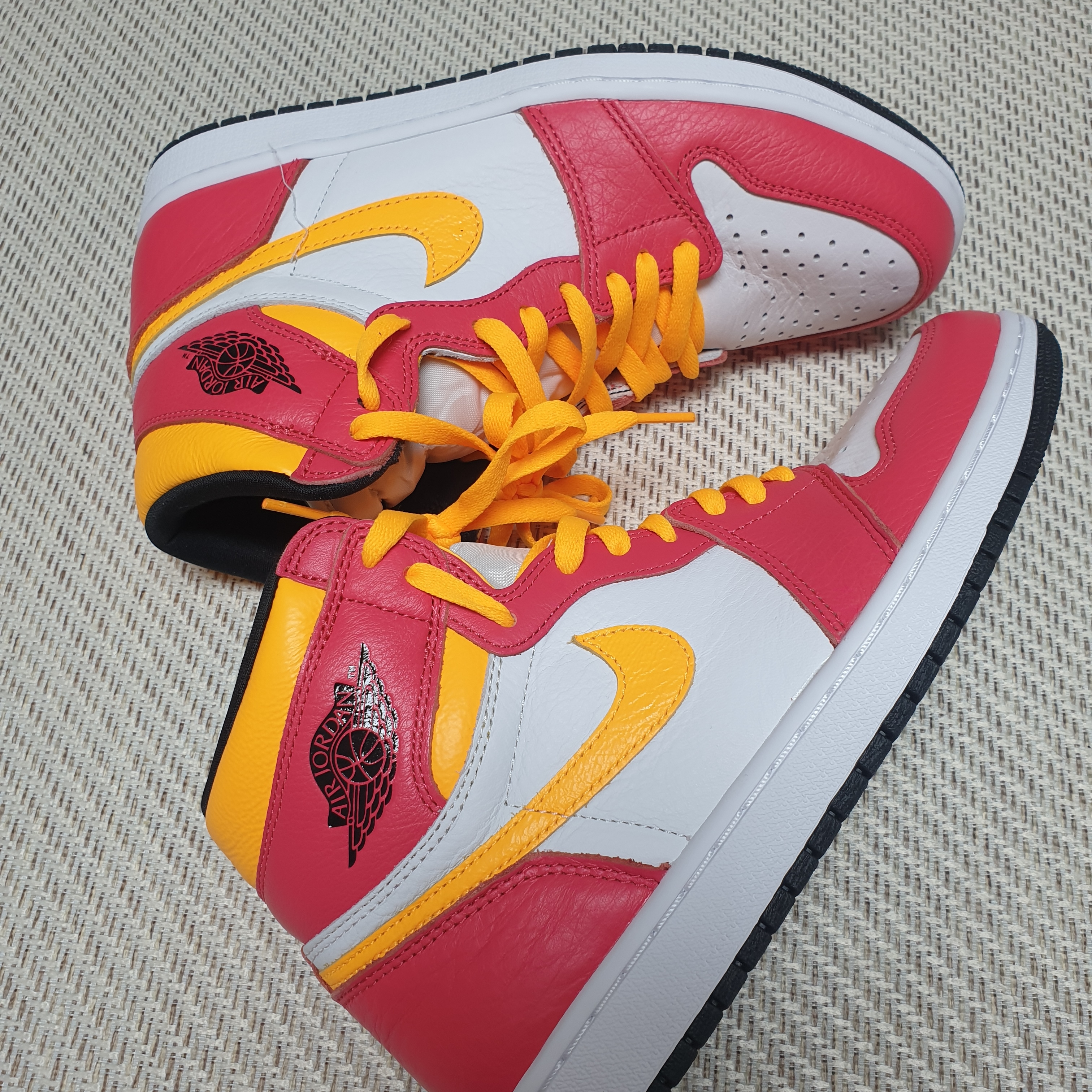 Jordan 1 Retro High OG Light Fusion Red 착용 스타일