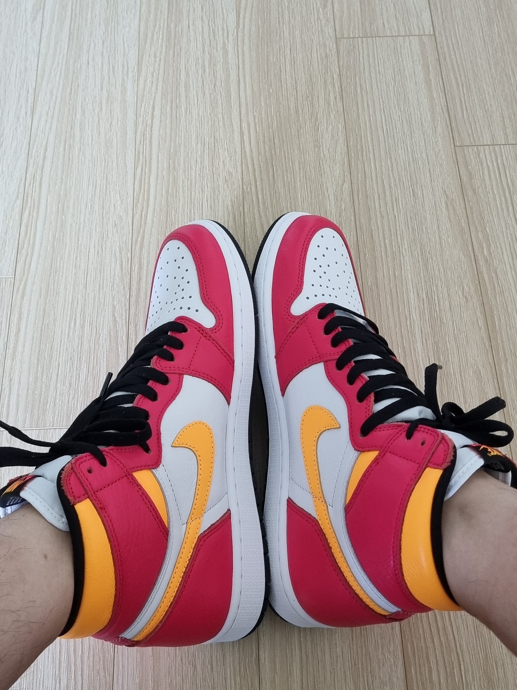 Jordan 1 Retro High OG Light Fusion Red 착용 스타일 - 2