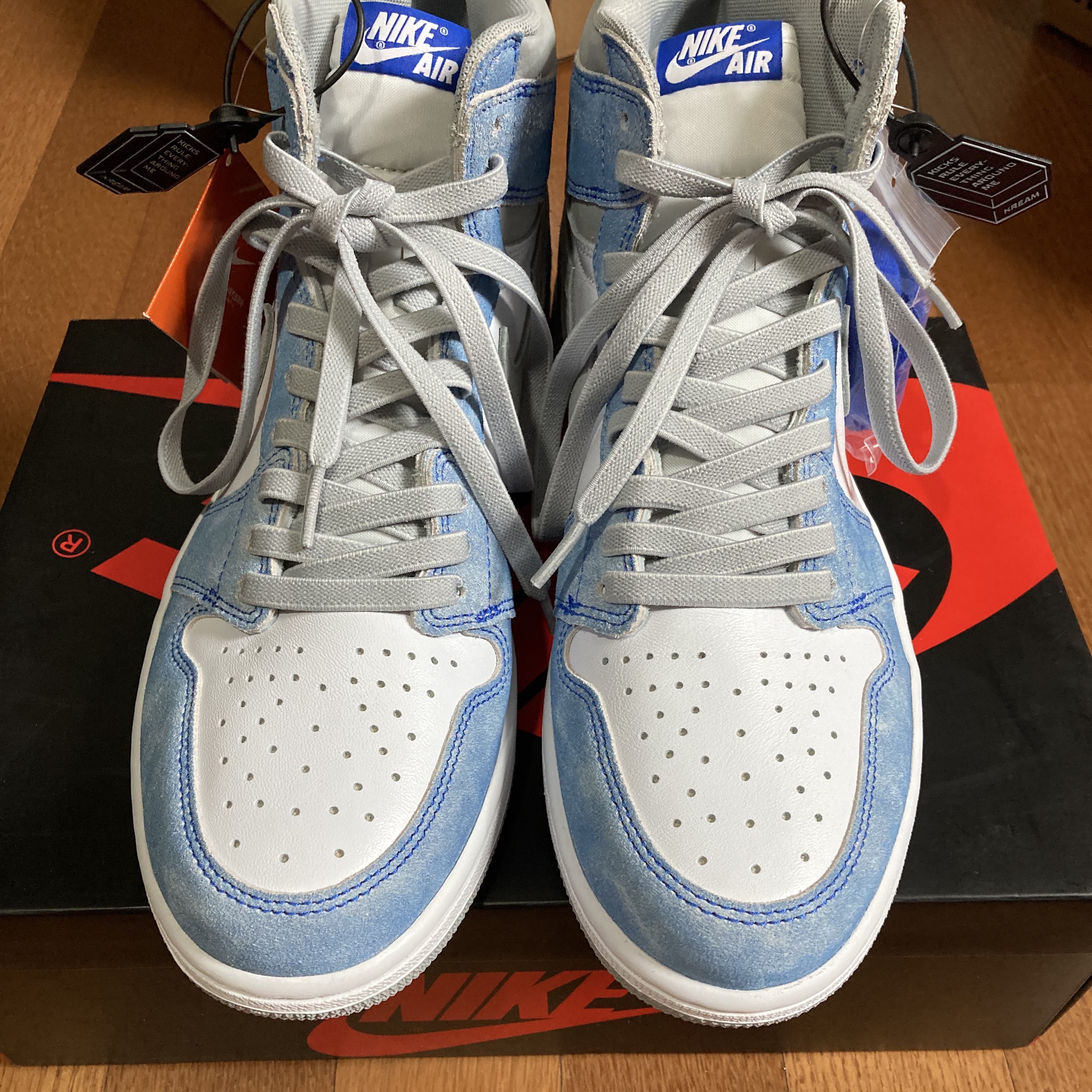 Jordan 1 Retro High OG Hyper Royal 착용 스타일